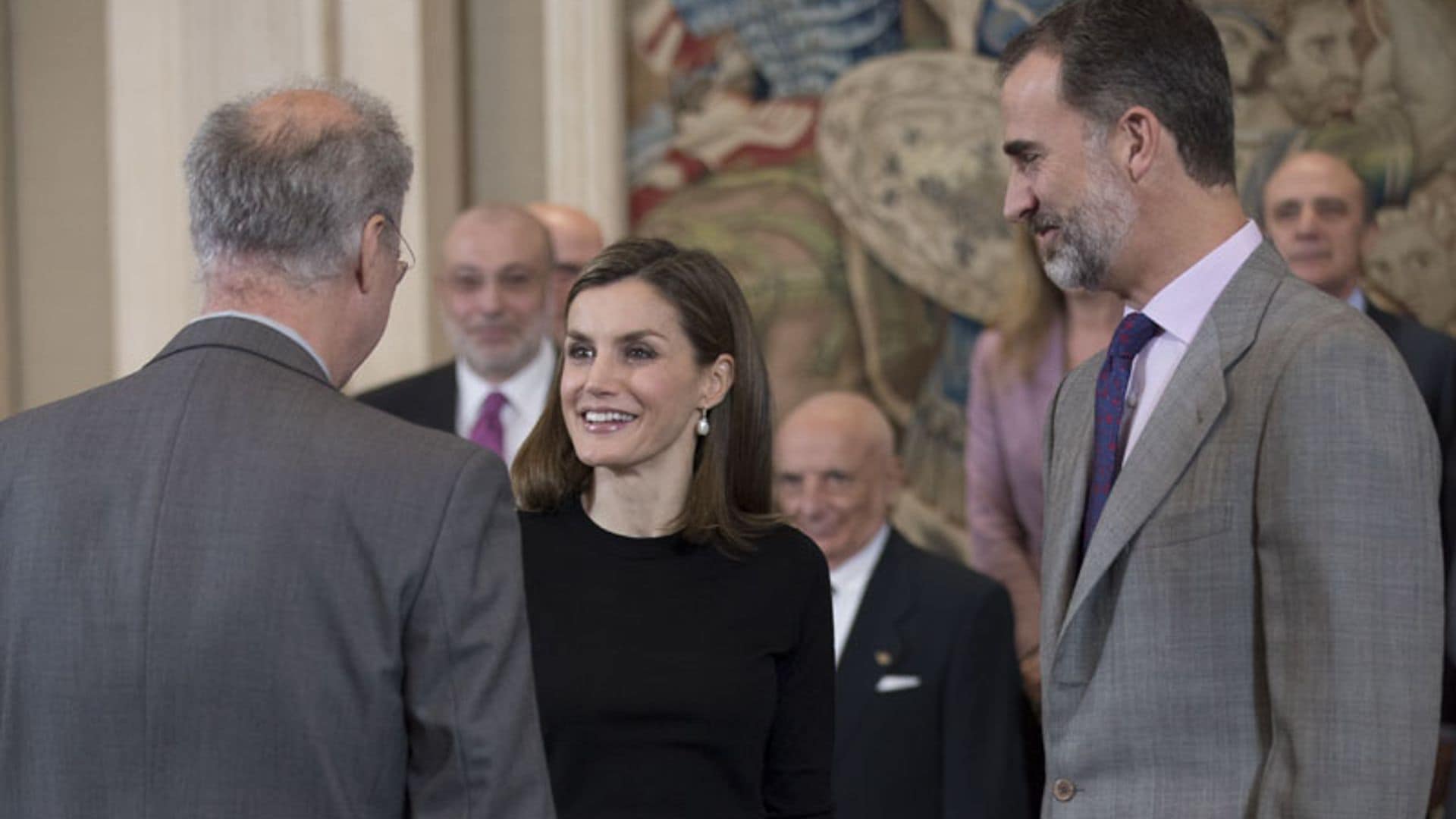 El feliz reencuentro de la Reina con amigos y antiguos compañeros de Televisión Española