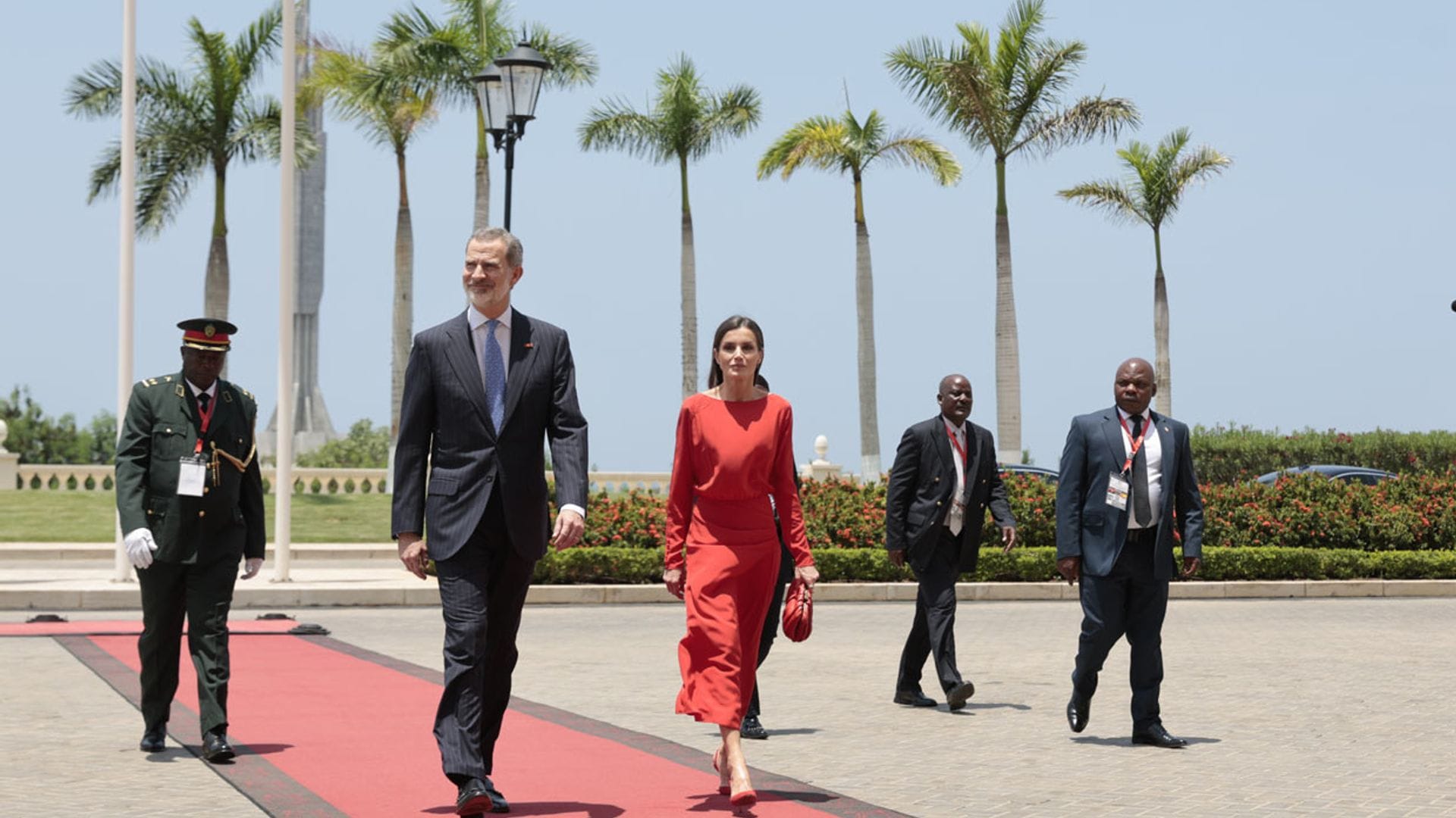 Los Reyes participan en una sesión solemne en la Asamblea Nacional de Angola