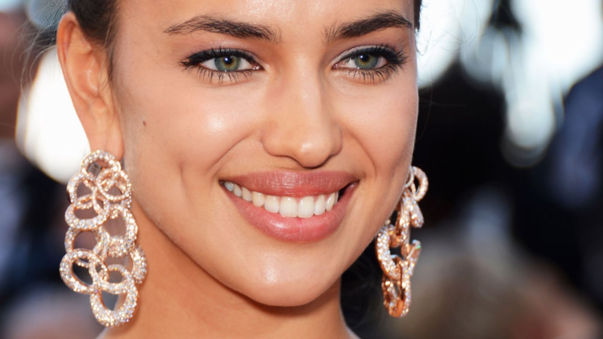 Irina Shayk (y Uterqüe) conocen la clave del 'look' de invitada perfecto