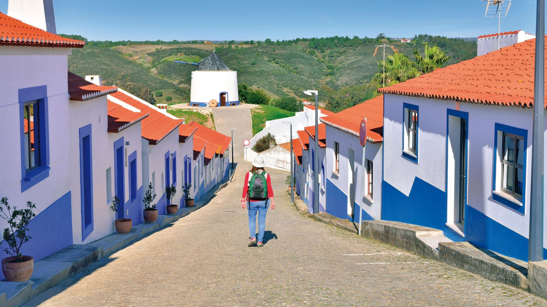 Casas tradicionales en Odeceixe, encantadora villa de la Costa Vicentina, Portugal