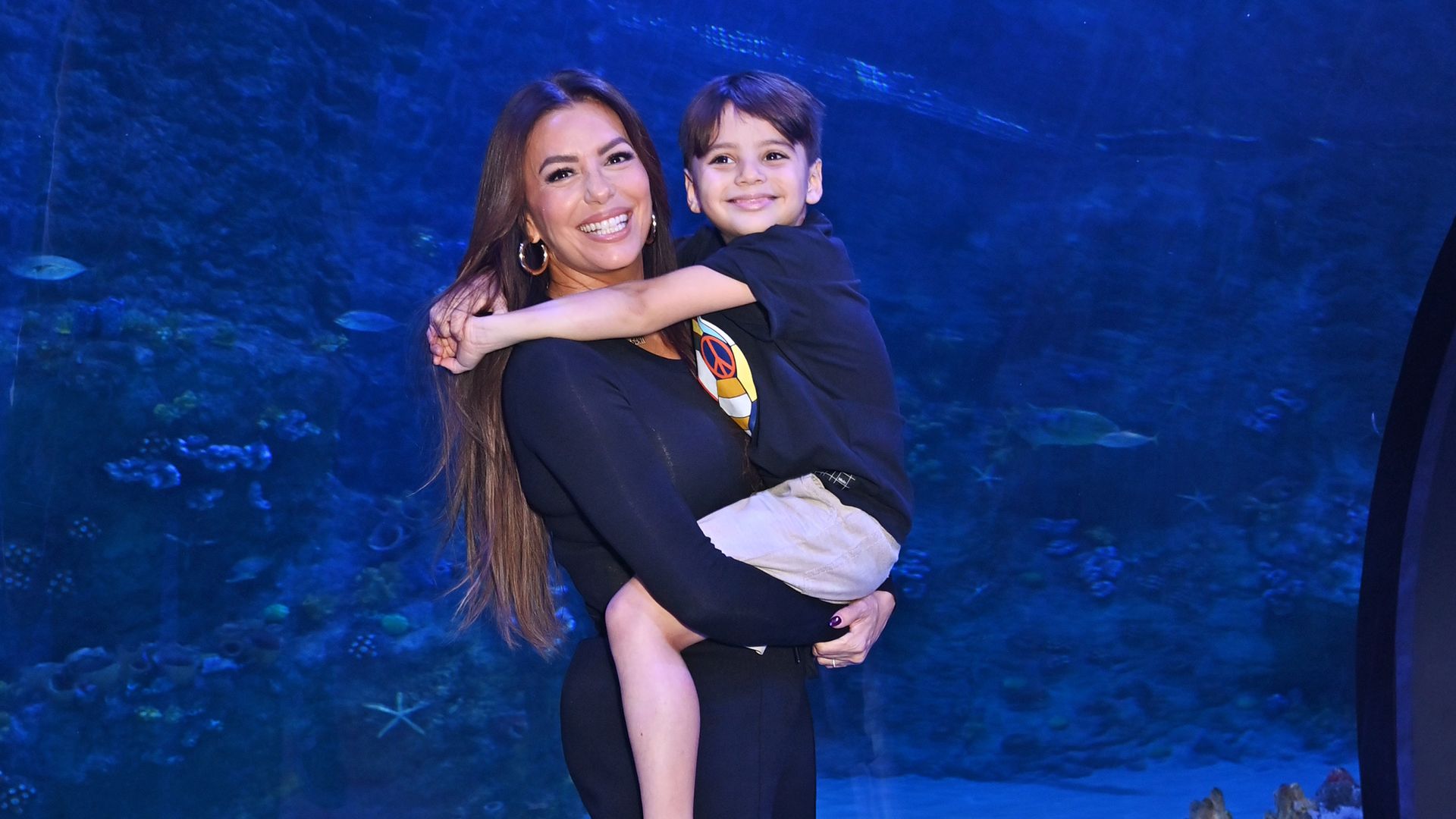 De la Fórmula 1 a la fauna marina: Eva Longoria disfruta de Abu Dhabi con su hijo Santi