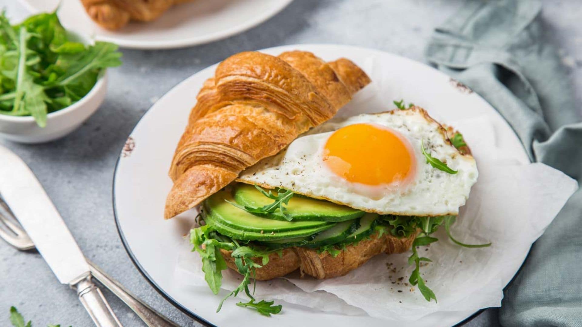 Cruasán con rúcula, aguacate y huevo a la plancha