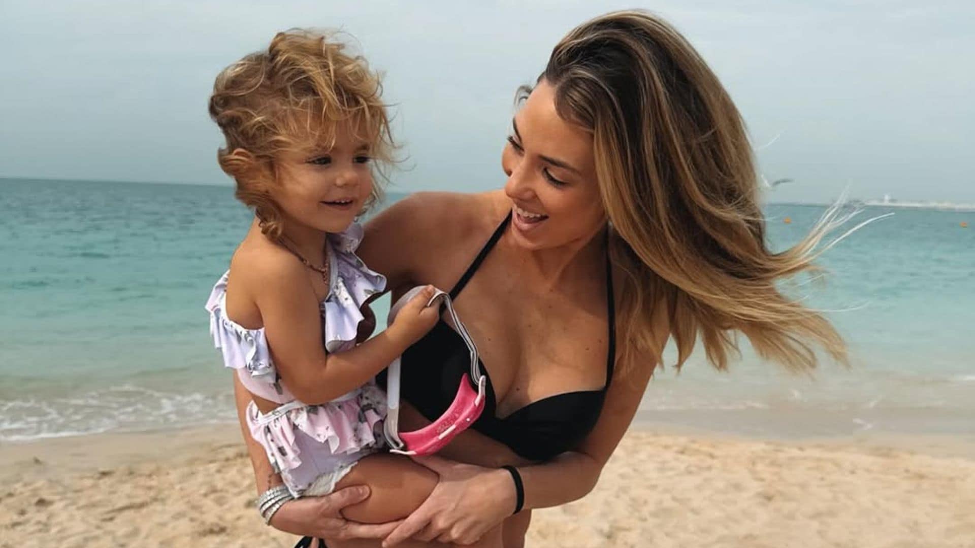 Alice Campello posa en pleno enero en bikini y con sus hijos en la playa