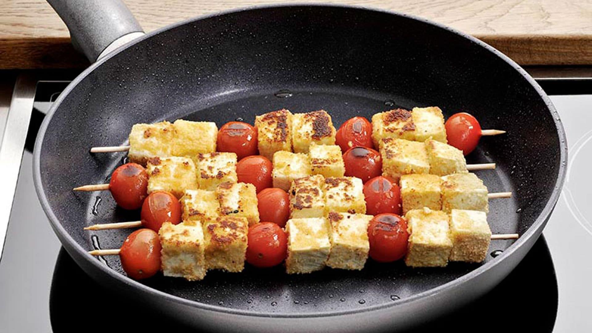 Pinchos de tofu empanado con tomates cherry