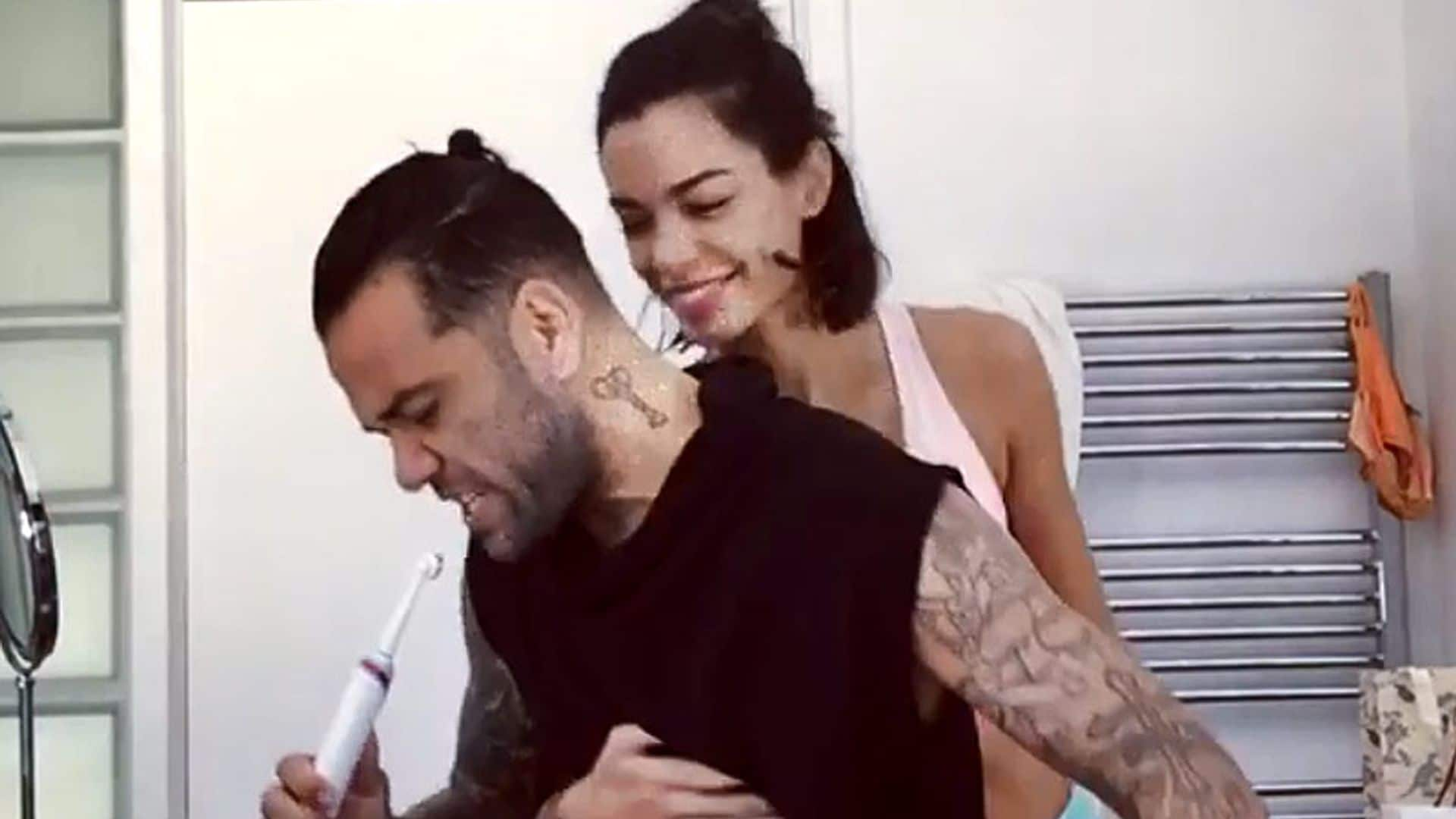 Dani Alves y Joana Sanz revolucionan las redes sociales cantando y bailando en el baño