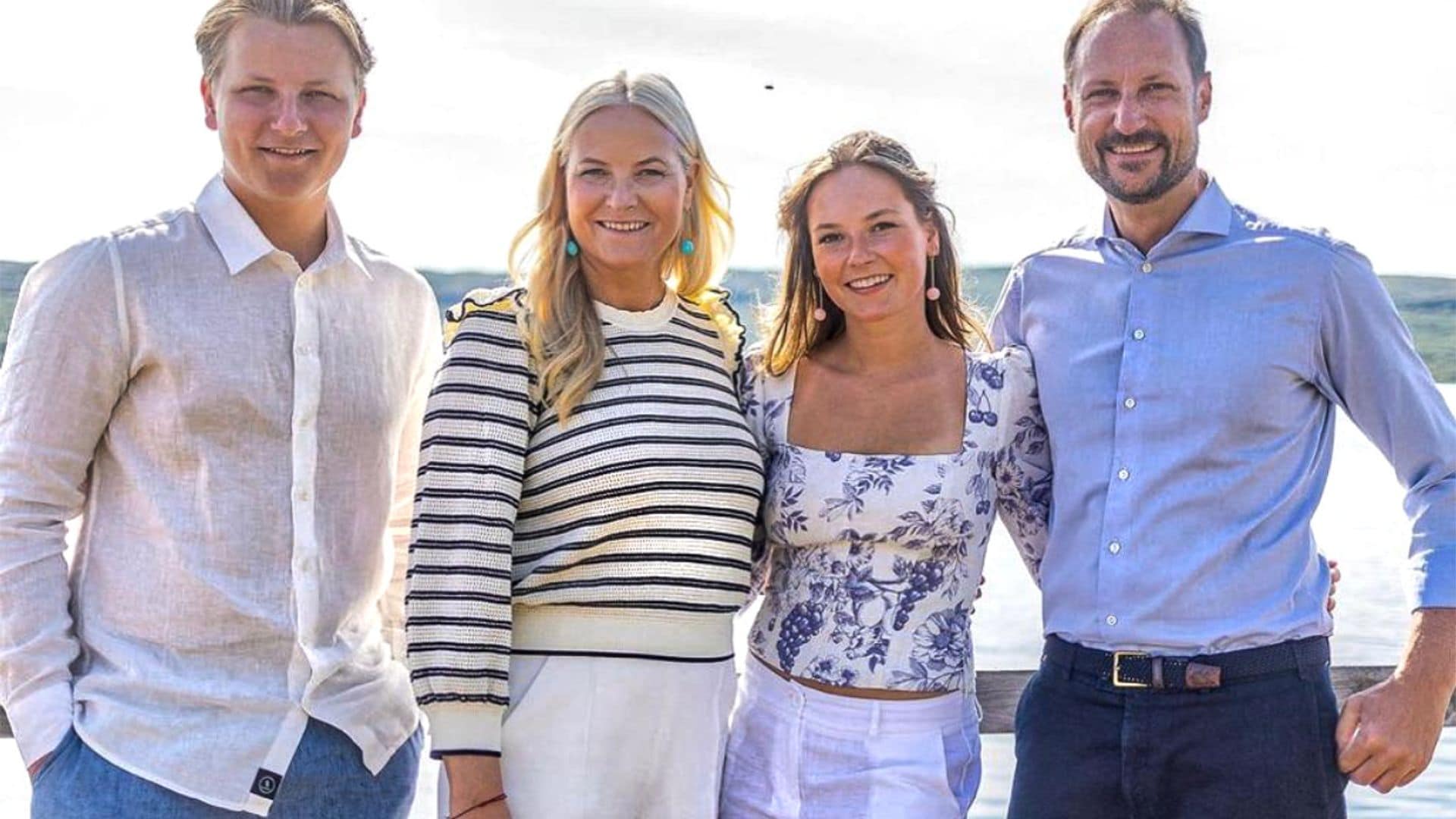 Ingrid de Noruega, con su estilo más veraniego, afronta en familia su último verano antes de iniciar una nueva etapa