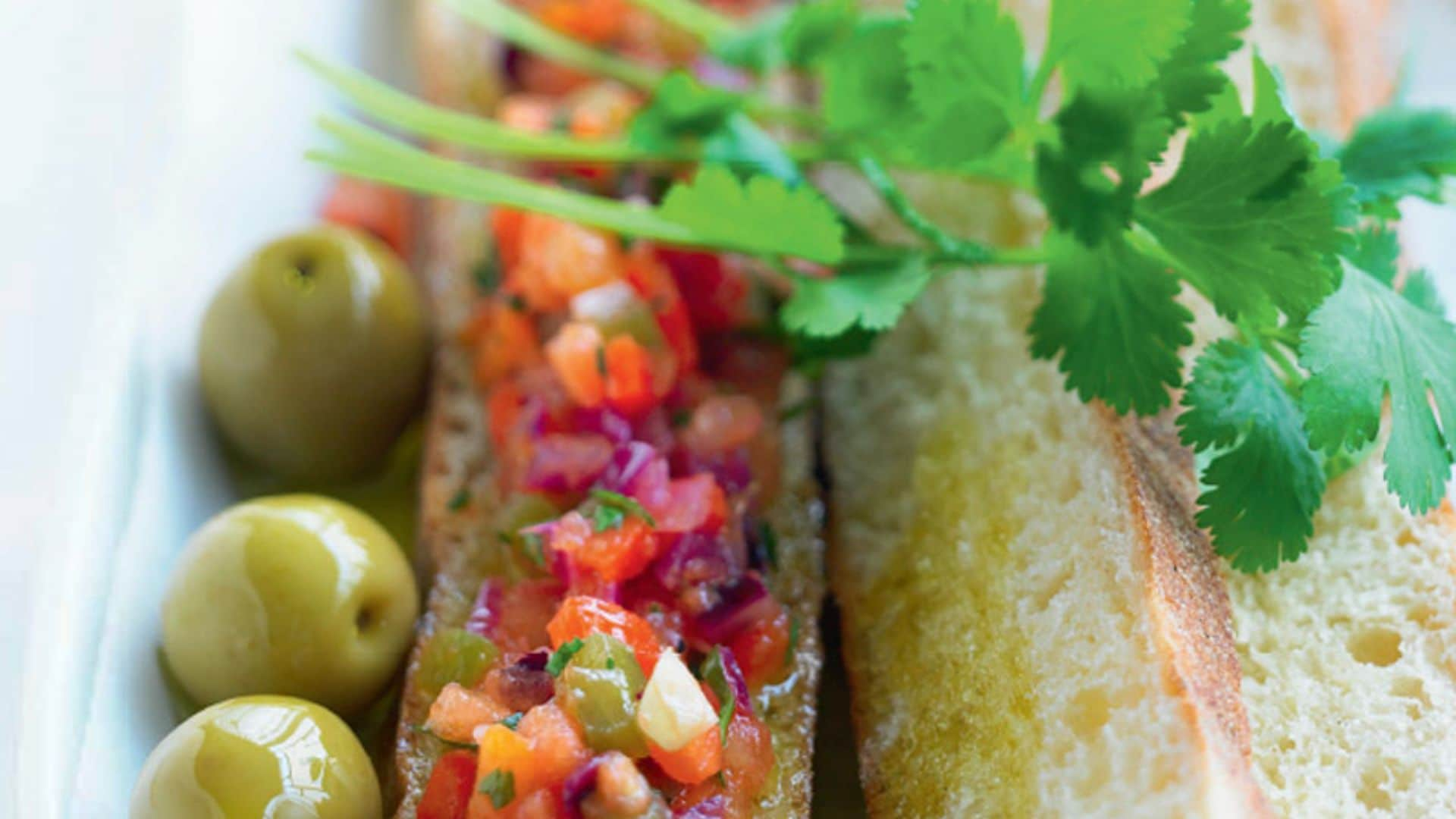 Tostas de ensalada mechouia