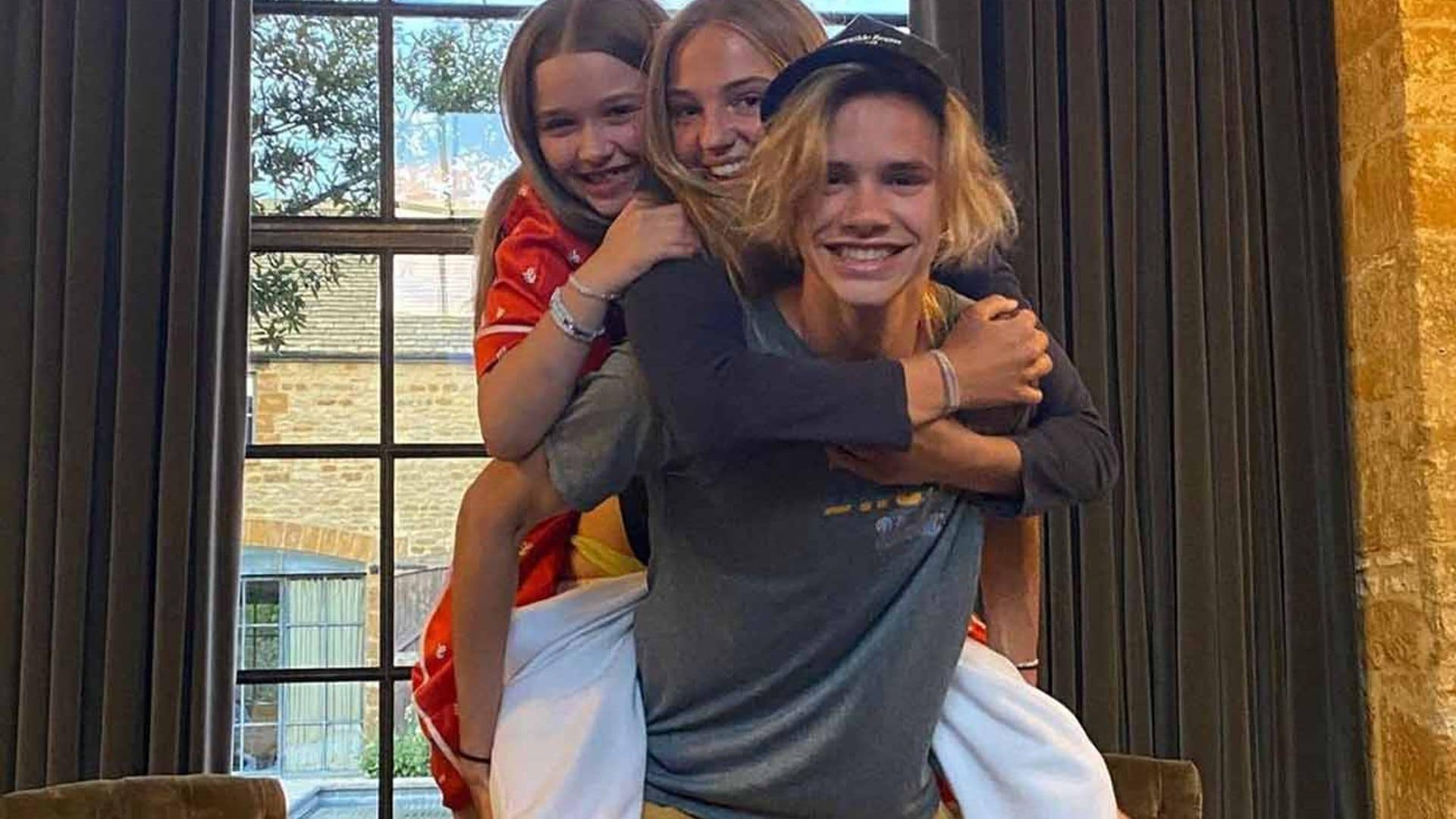 Romeo Beckham, la foto más familiar y divertida con sus 'dos princesas'