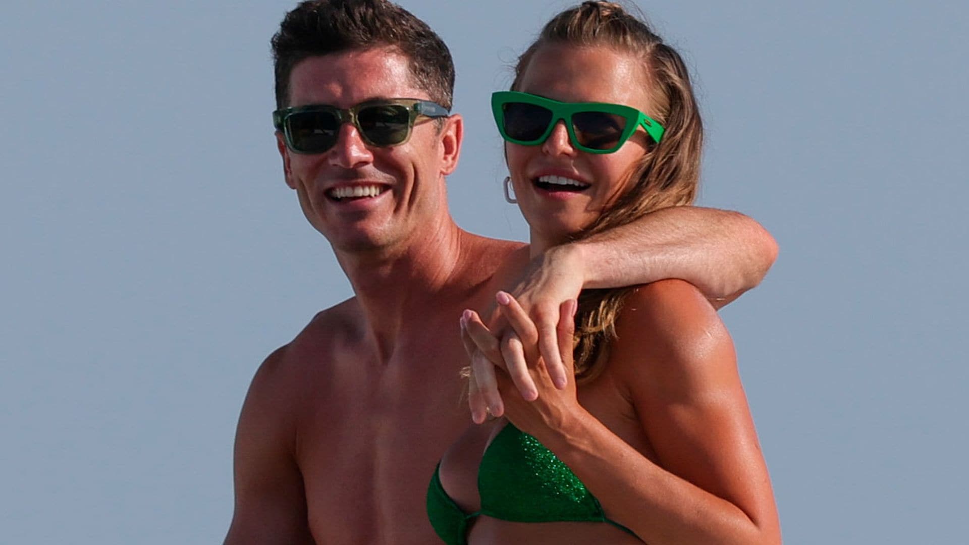 Lewandowsky y su mujer se relajan en Ibiza mientras su futuro sigue en el aire