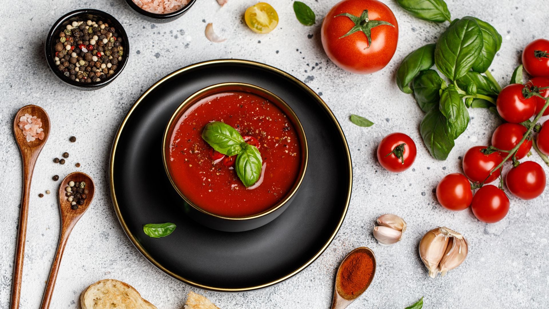 El tomate, a cucharadas: 6 sopas frías que no son el gazpacho clásico