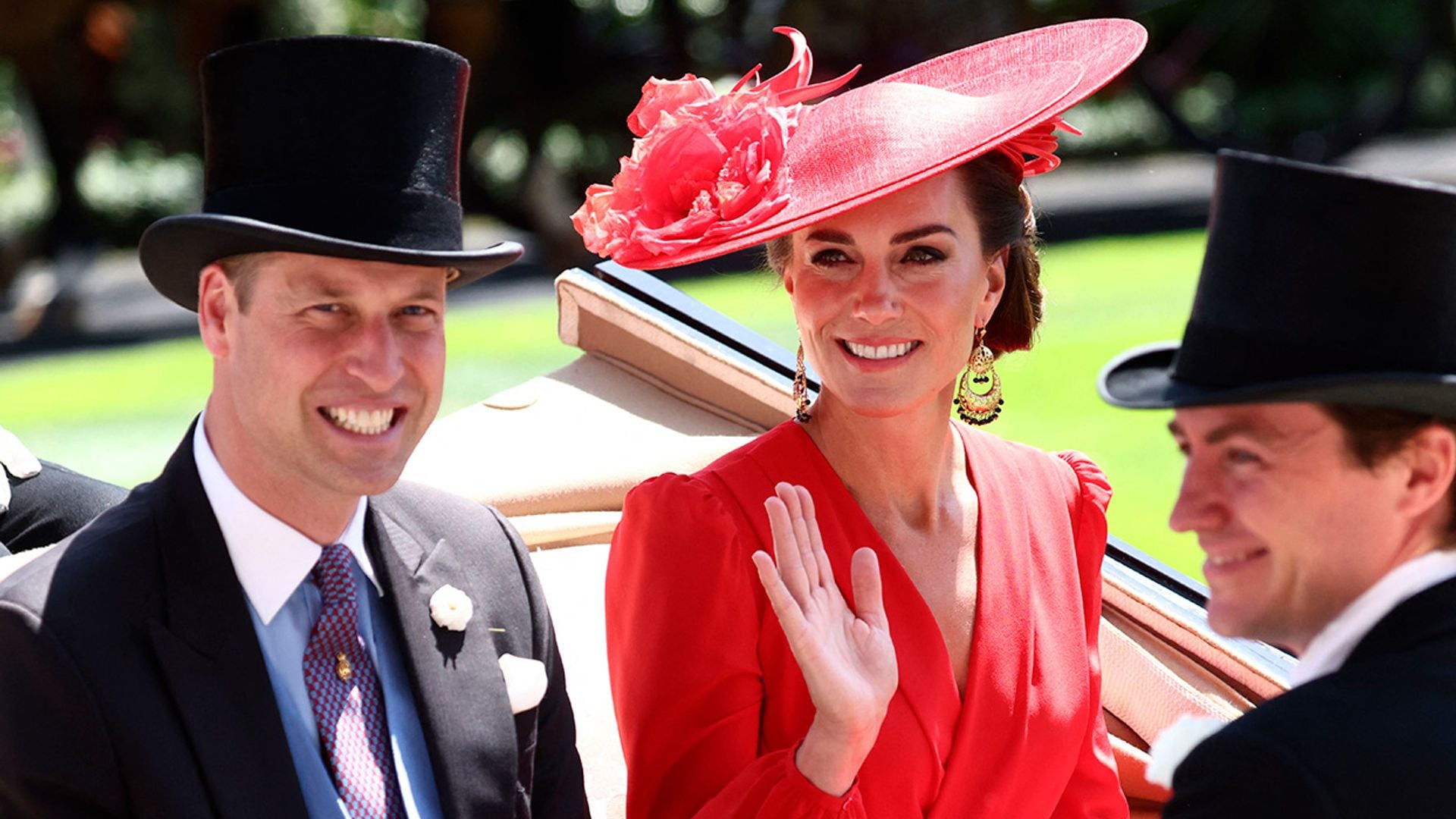 Kate Middleton deslumbra en Ascot con vestido rojo, tocado y pendientes parisinos