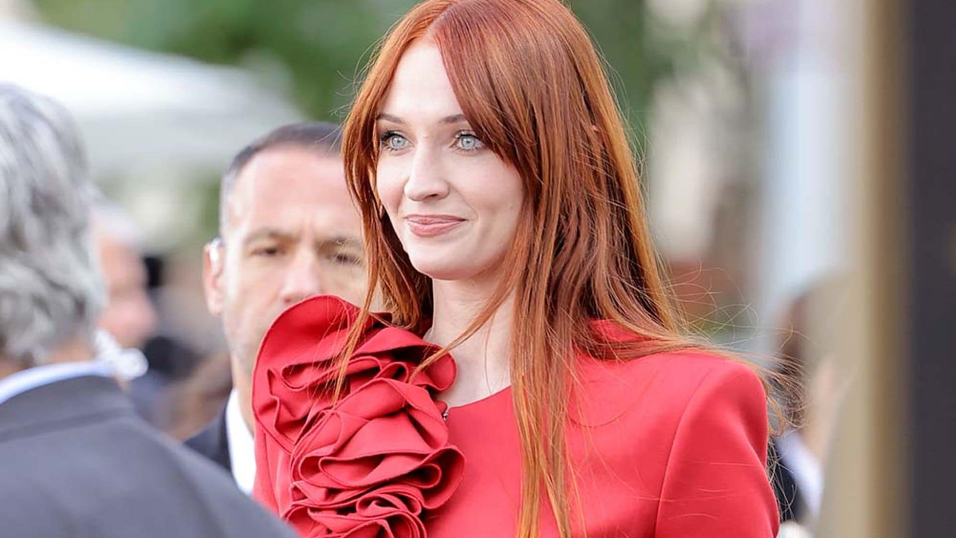 Sophie Turner, la invitada perfecta en pantalón con el 'total look' rojo más favorecedor