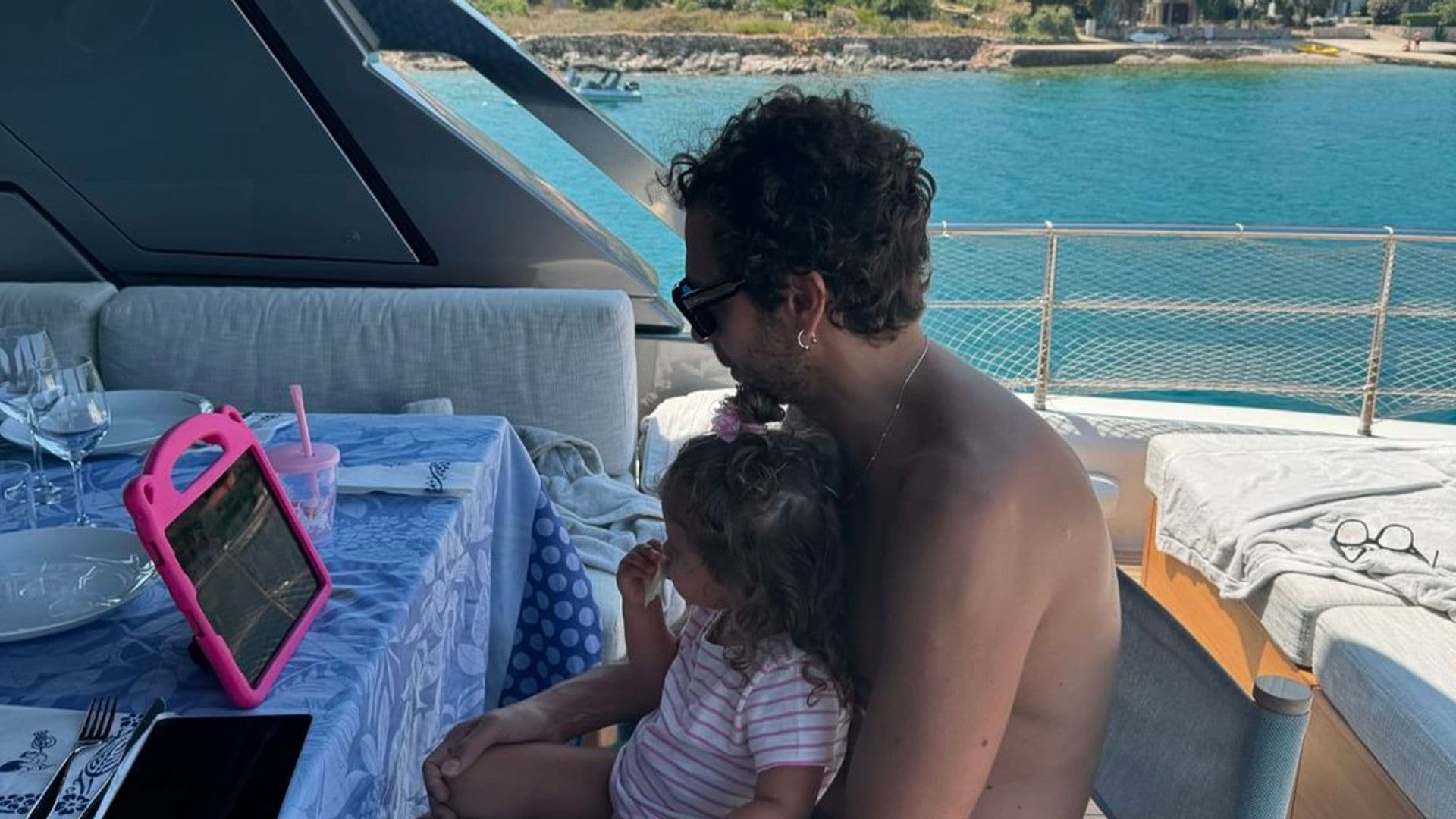 El lado más familiar y desconocido de Valentino Rossi con su hija de 2 años durante sus vacaciones en barco