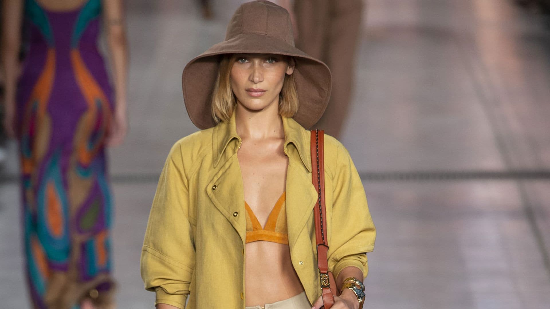 Gorros de safari e inspiración setentera, las novedades infalibles de Alberta Ferretti