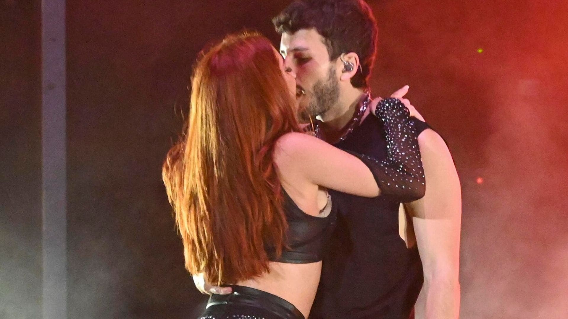 ¿Y Aitana? Sebastián Yatra sorprende al besar a una bailarina en pleno concierto