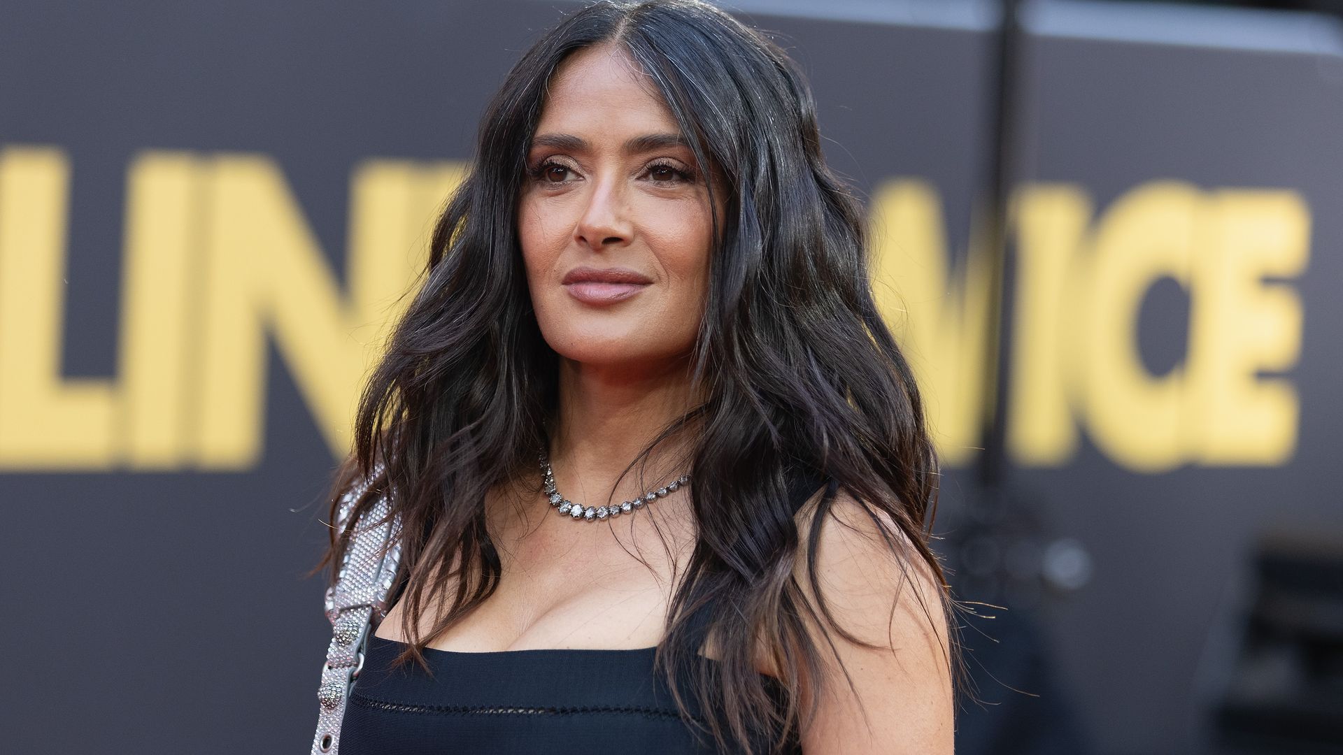 6 lecciones de belleza que hemos aprendido de Salma Hayek