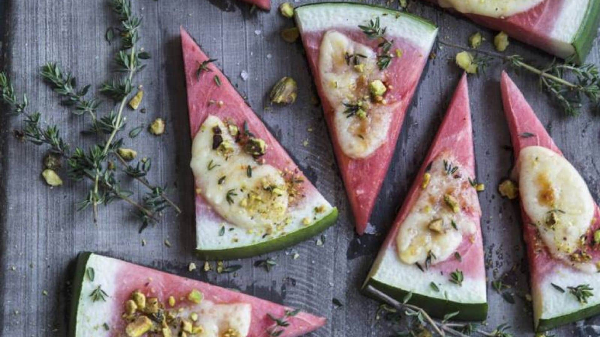 Triángulos de sandía gratinados con queso y pistacho