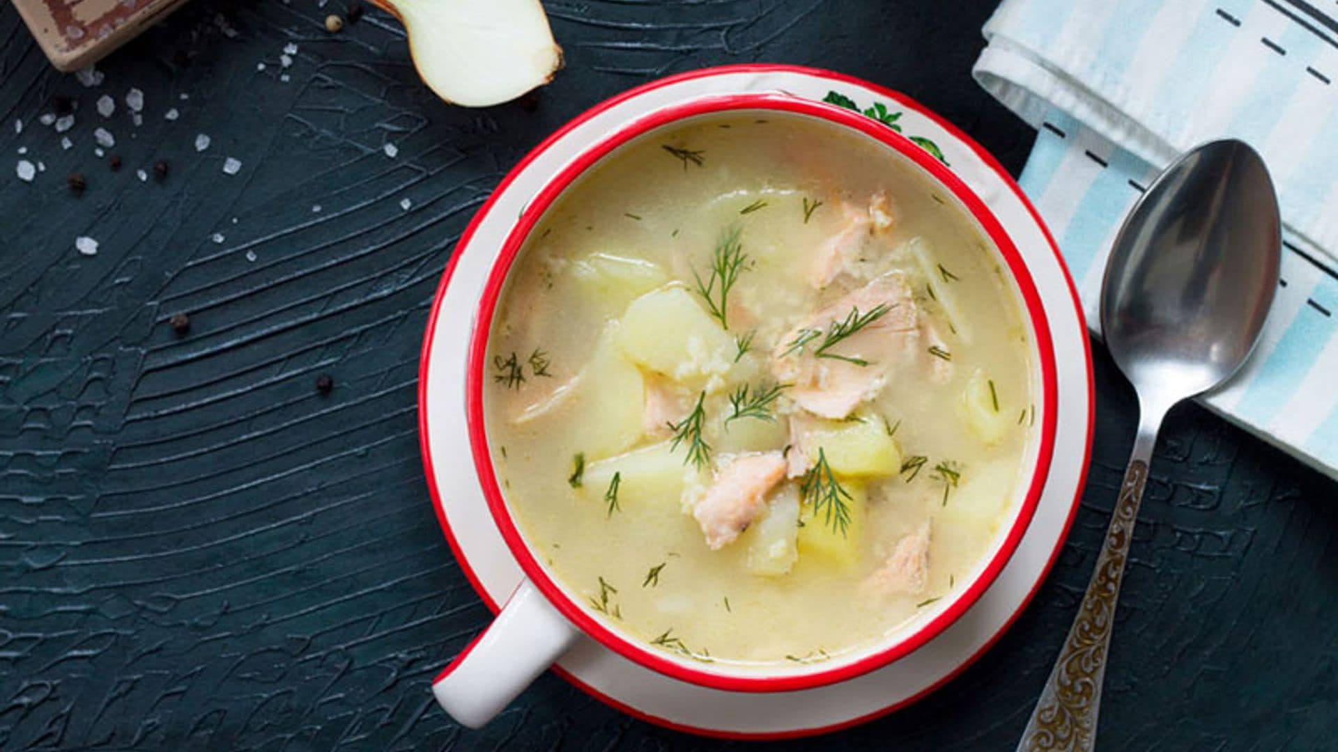 Sopa de patata y salmón con eneldo