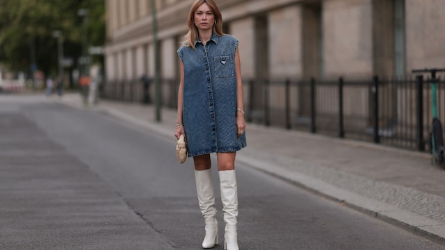 mujer botas blancas