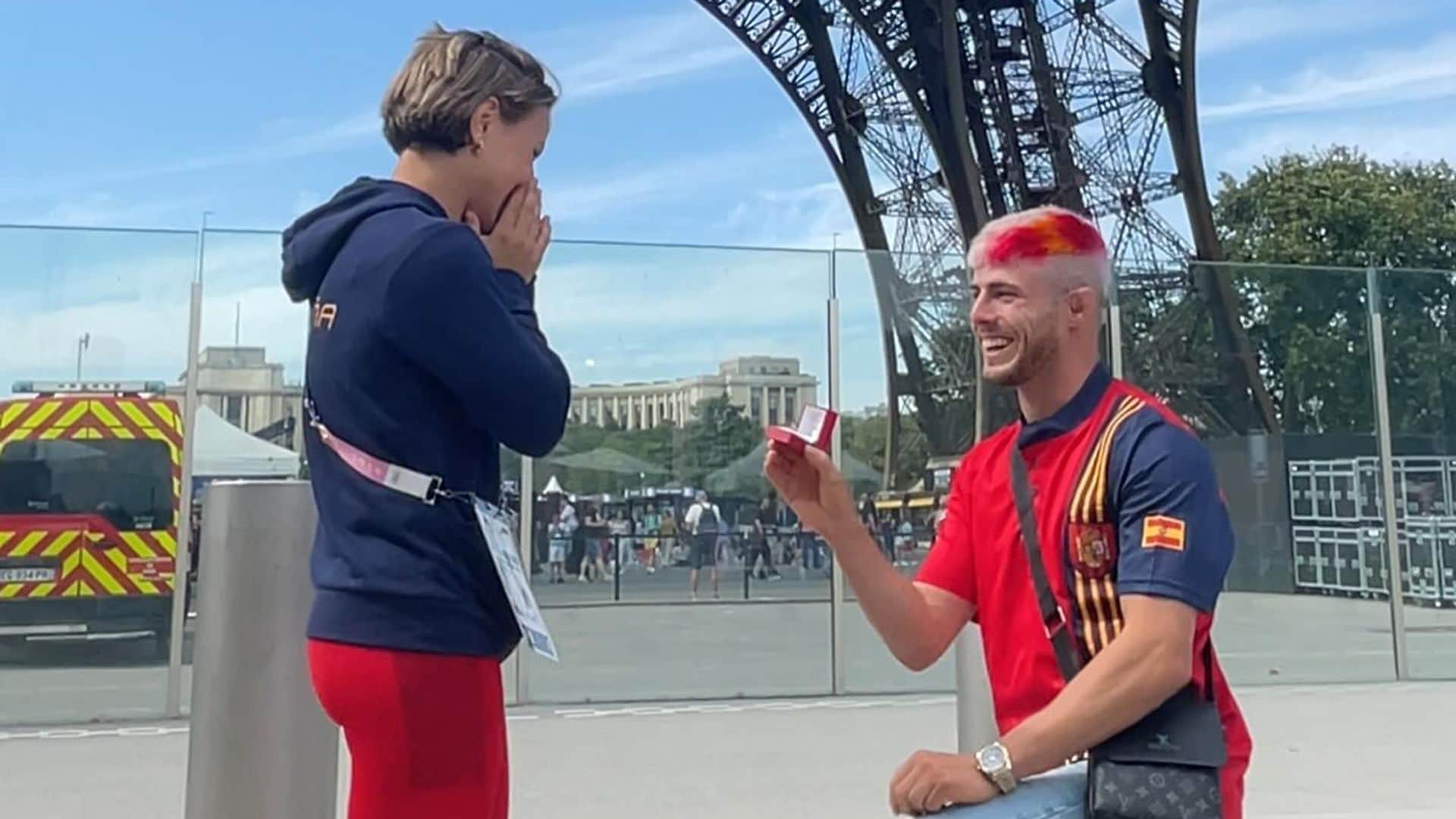 ¡Amor olímpico! Atleta española se compromete el pie de la Torre Eiffel
