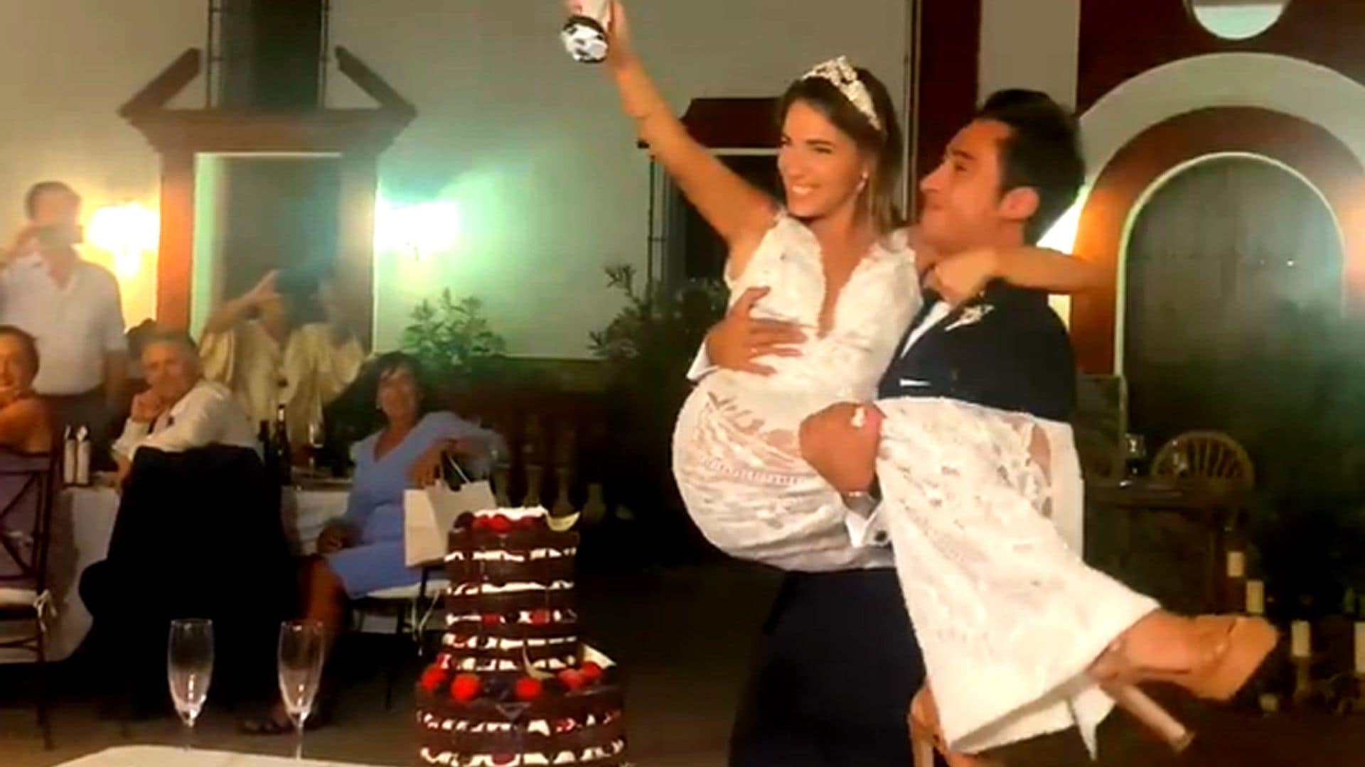 El momentazo de la tarta, un baile desatado... Flora González y su marido se superan en la fiesta de su boda