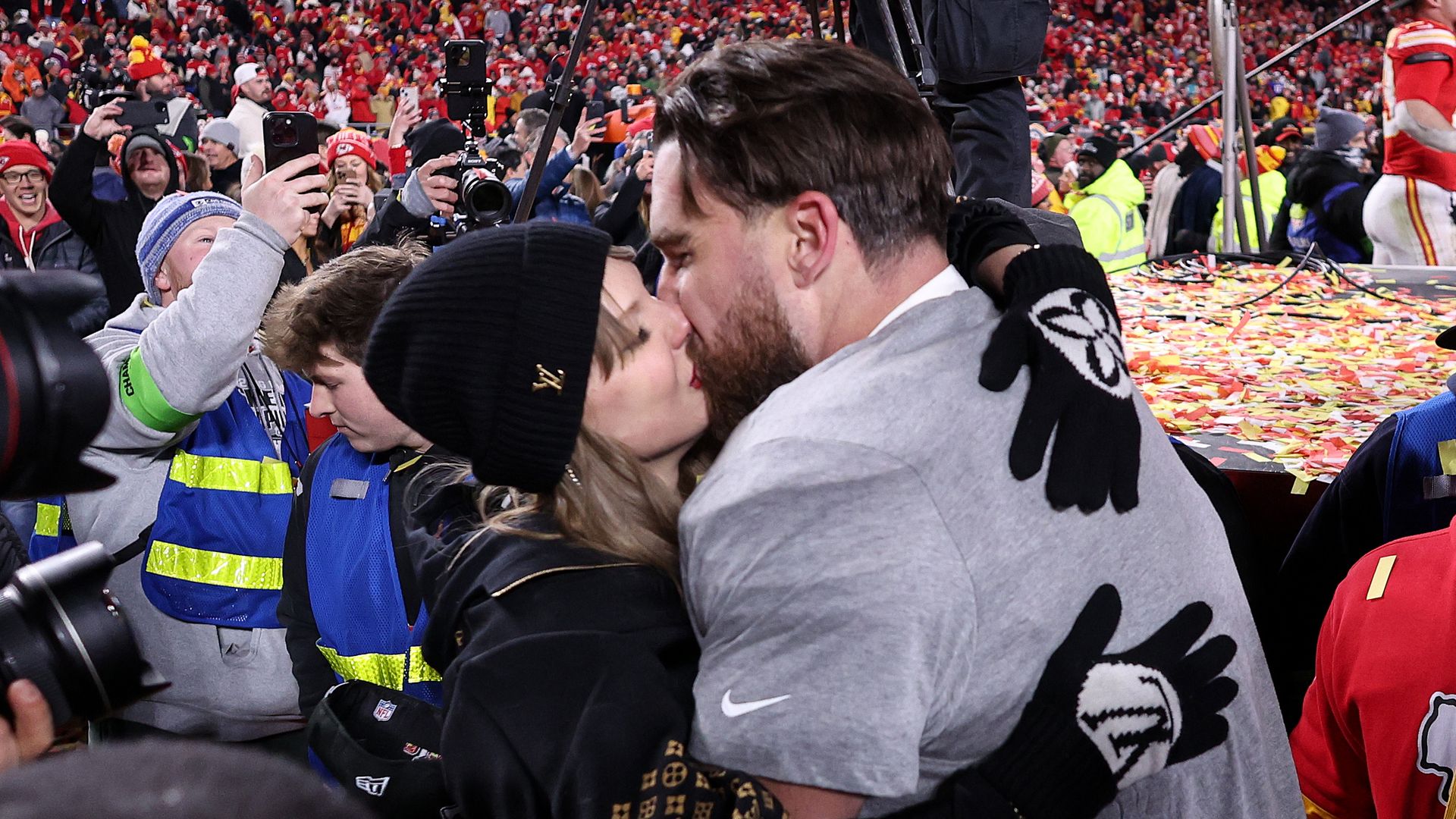 La Super Bowl calienta motores: del apasionado beso de Taylor Swift y Travis Kelce a la emoción de Bradley Cooper y su hija Lea