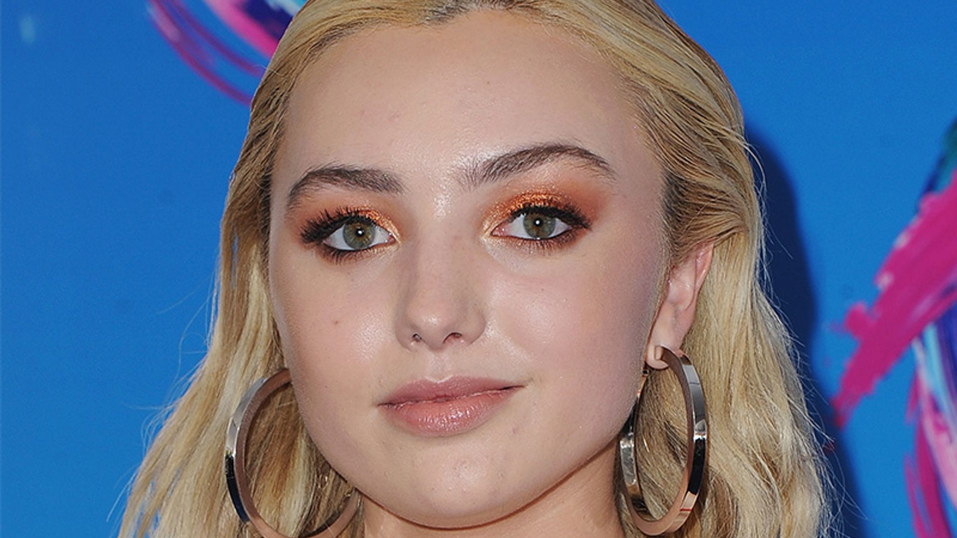 ¿Cuál es el mejor maquillaje de ojos que va con el pelo rubio? ¡Peyton List te lo muestra!