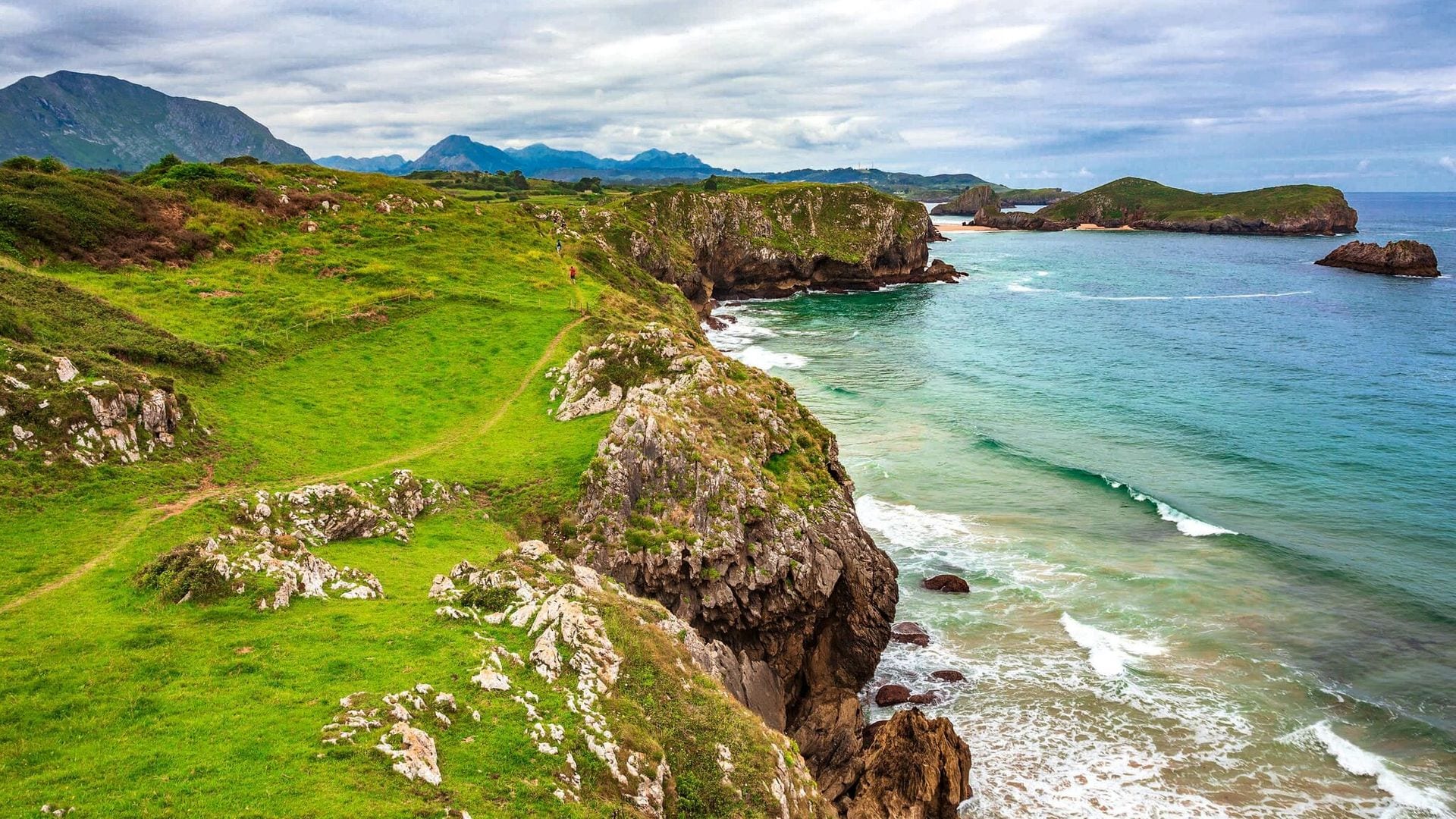 Asturias, el placer de caminar junto al mar