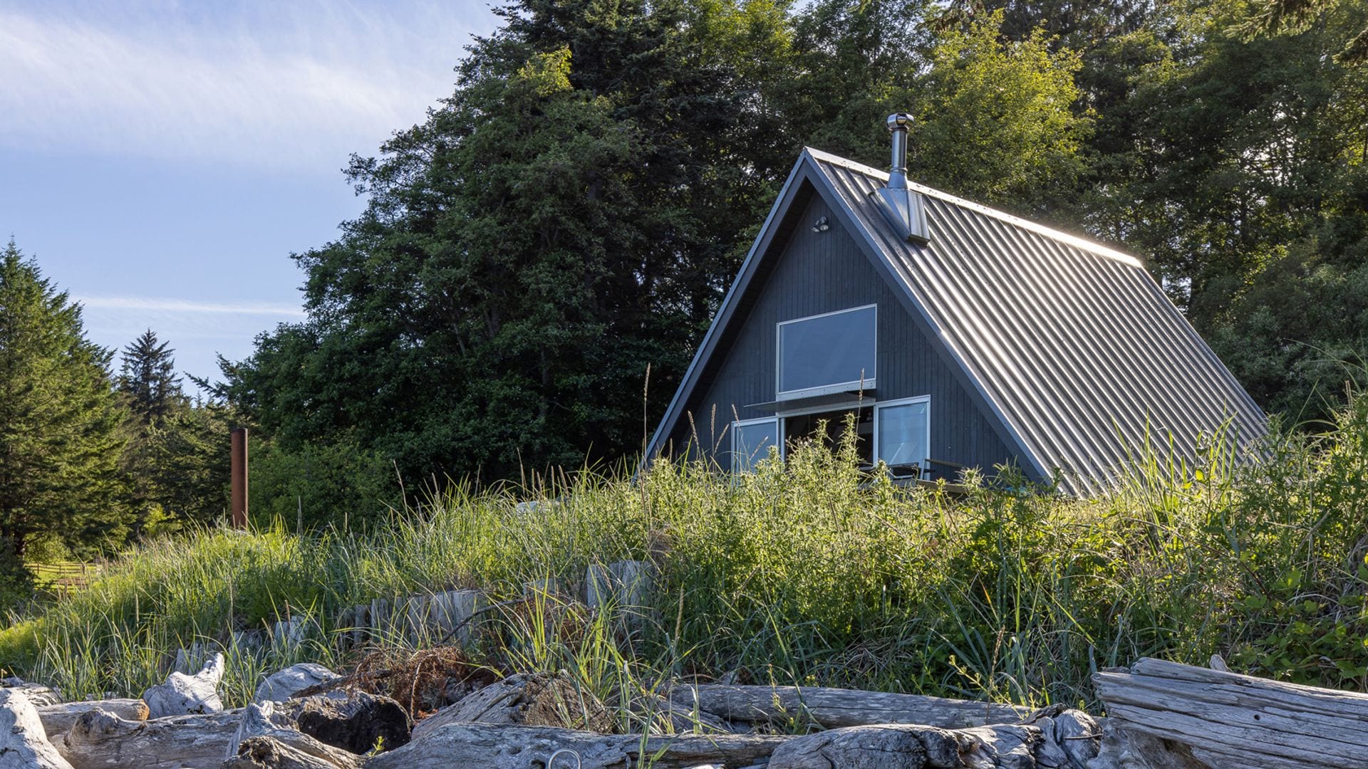 Una minicasa marinera de arquitectura triangular en plena naturaleza