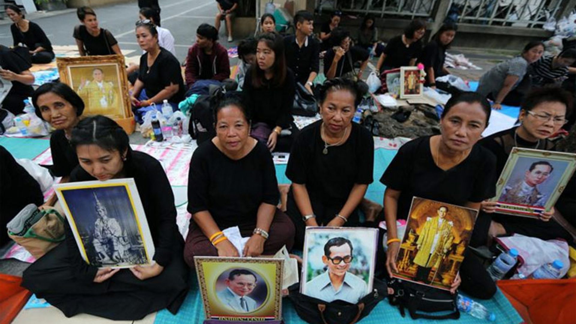 Luto en Tailandia tras el fallecimiento del rey Bhumibol Adulyadej