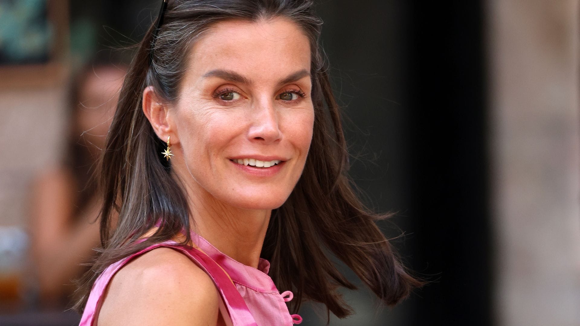 La reina Letizia, muy veraniega por Mallorca con un conjunto 'tie-dye' y bolso de croché multicolor