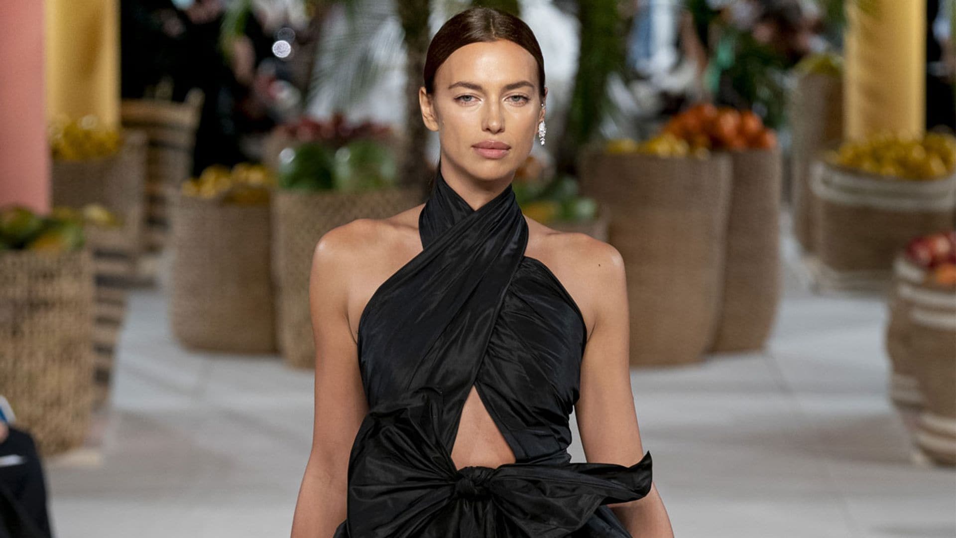 Irina Shayk cierra el último desfile de Oscar de la Renta inspirado en la República Dominicana