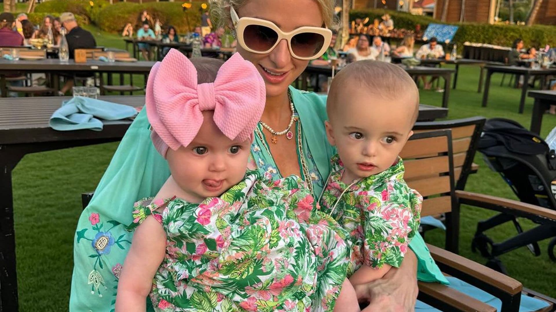 A bordo de un jet privado, Paris Hilton luce pijamas a juego con sus hijos