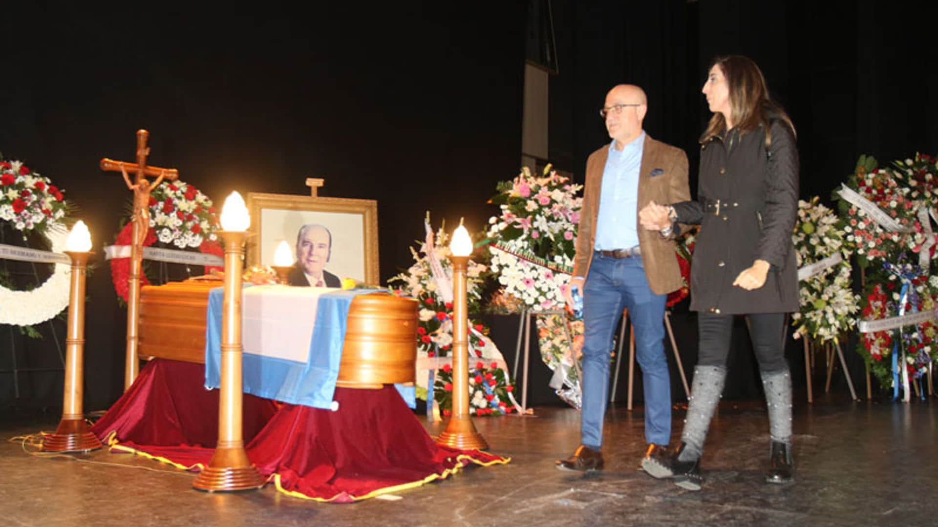 Paz Padilla y Edmundo Arrocet, muy apenados, visitan la capilla ardiente de Chiquito de la Calzada