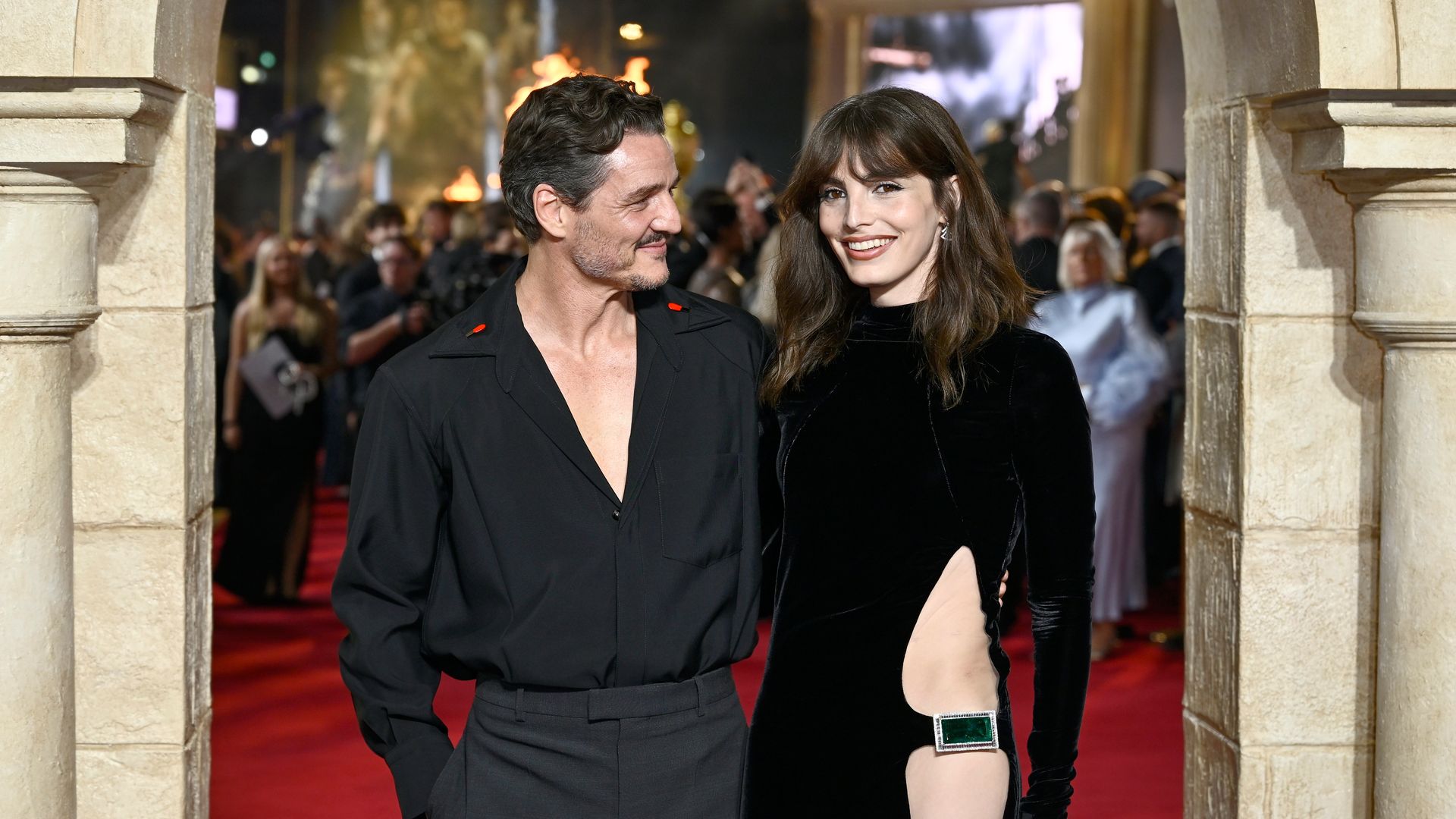 El atrevido vestido de Lux, la hermana de Pedro Pascal, y otros looks impactantes de las invitadas al estreno de 'Gladiator II' en Londres