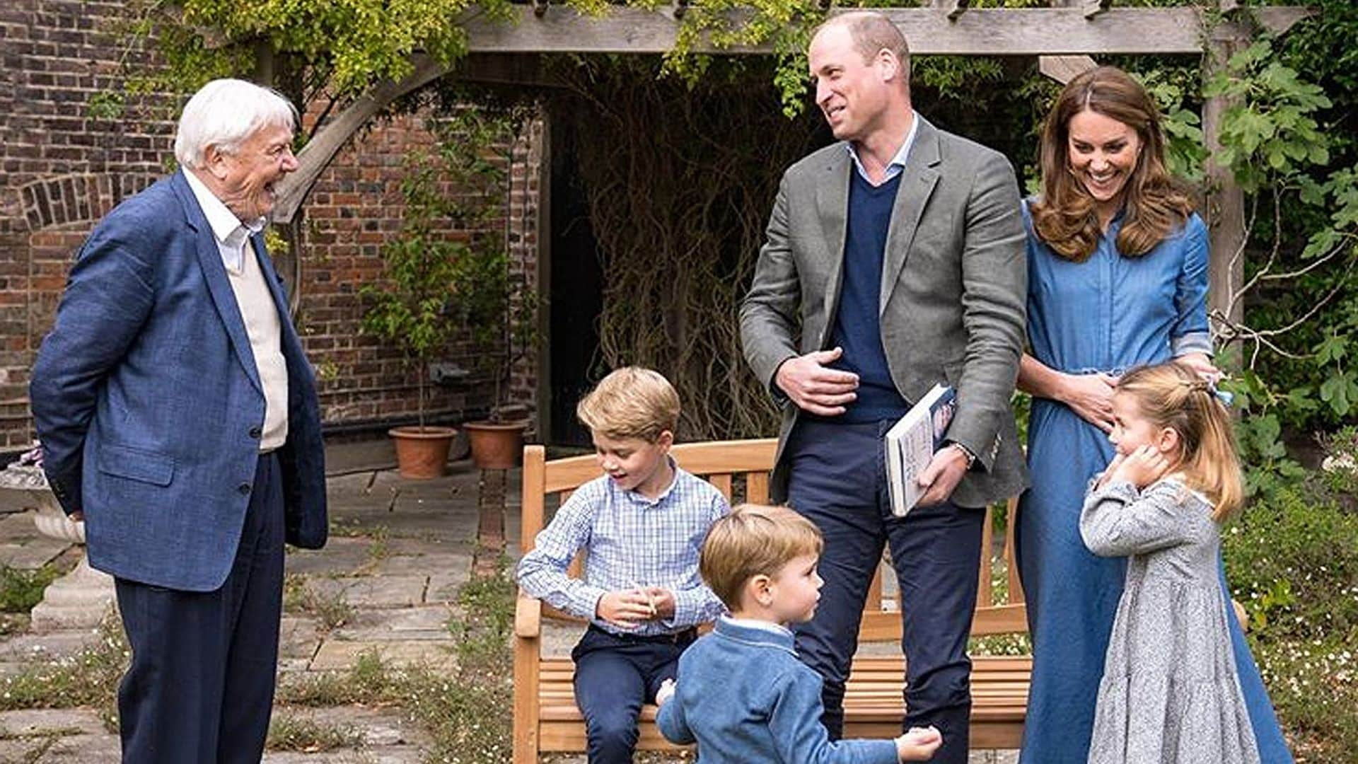 George, Charlotte y Louis de Cambridge conocen a su ídolo en su primer estreno de cine (y alucinan)