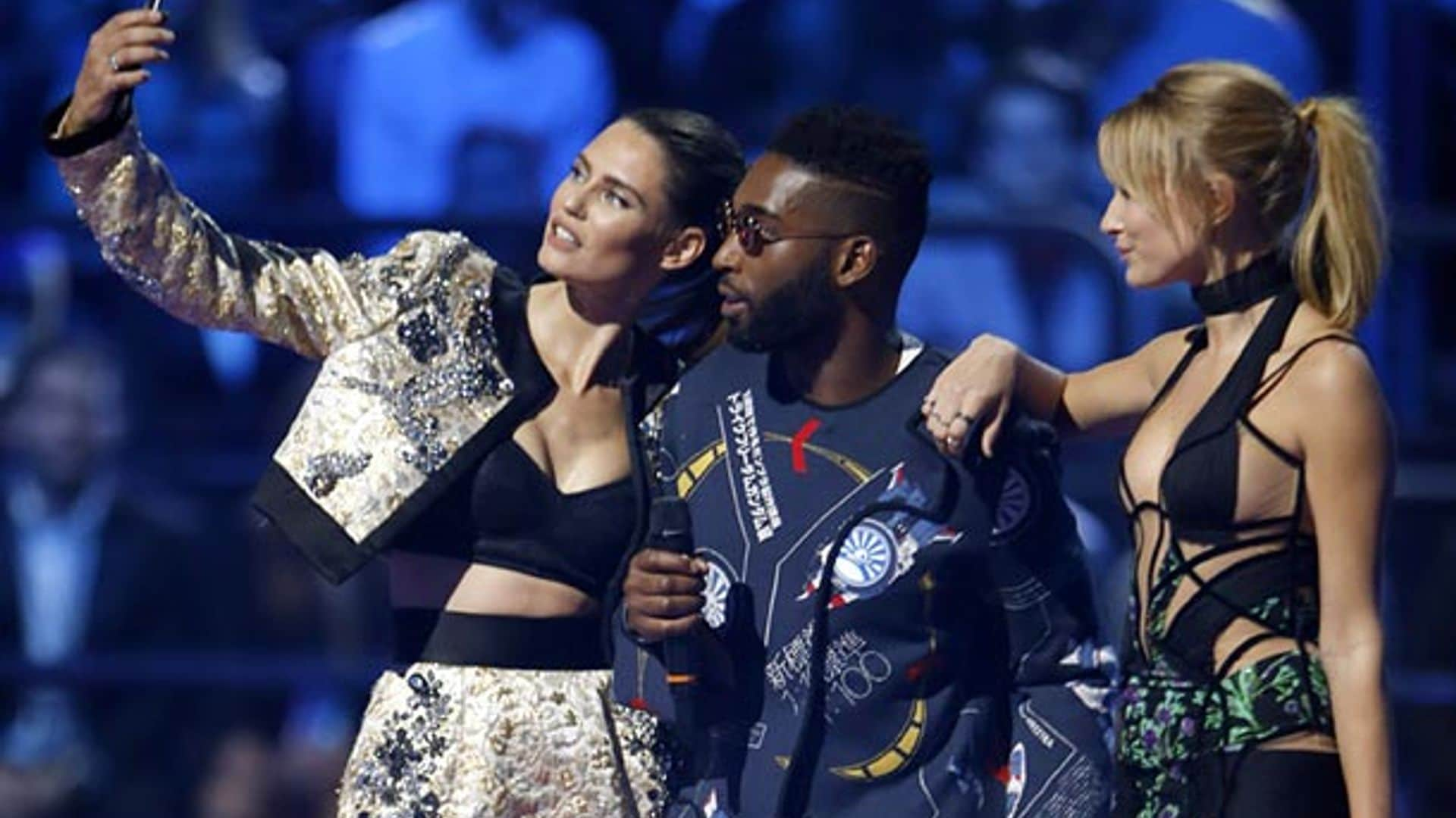 Hailey Baldwin y Bianca Balti saben cómo ‘robar todo el protagonismo’ con sus ‘looks’ en los EMA’s 2015