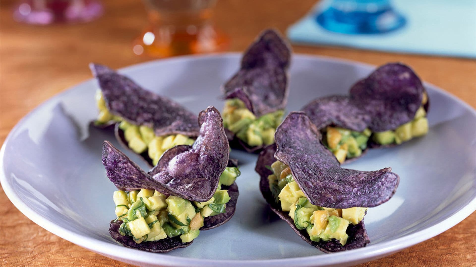 Aperitivo de patata morada, aguacate y cacahuete