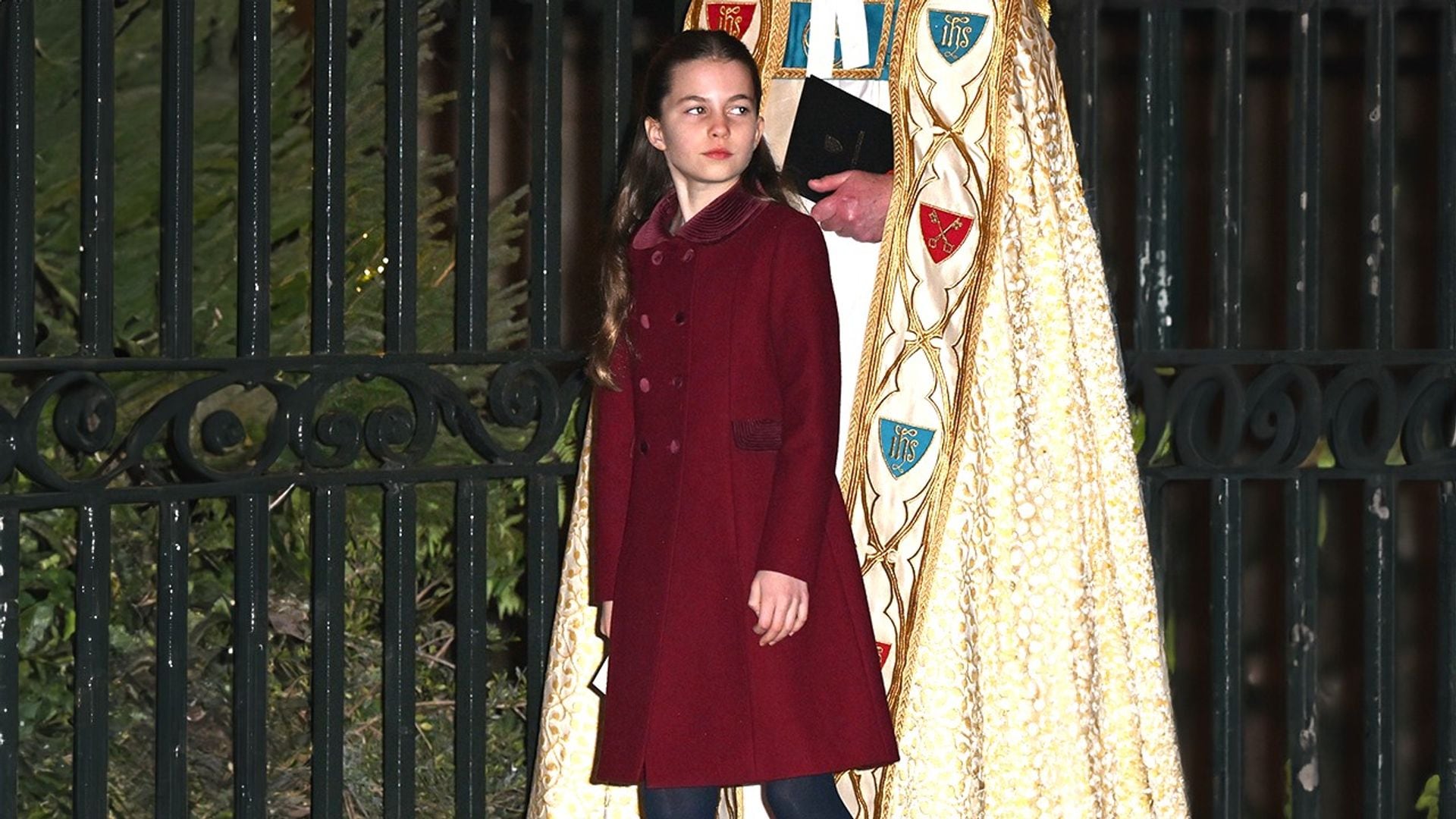 El coqueto look de la princesa Charlotte en el concierto navideño: abrigo burgundy, ‘Mary Janes’ y lazo al cabello