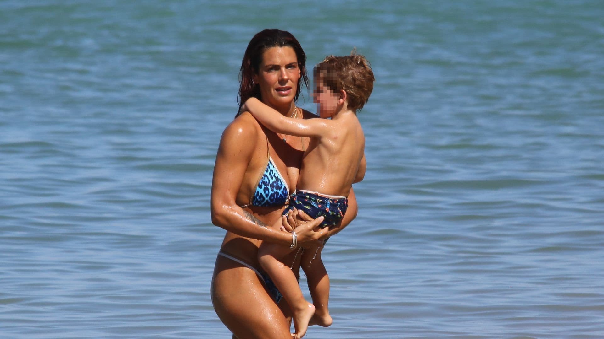 Laura Matamoros, en Cádiz con sus hijos: juegos en el mar y un divertido 'selfie' en la arena