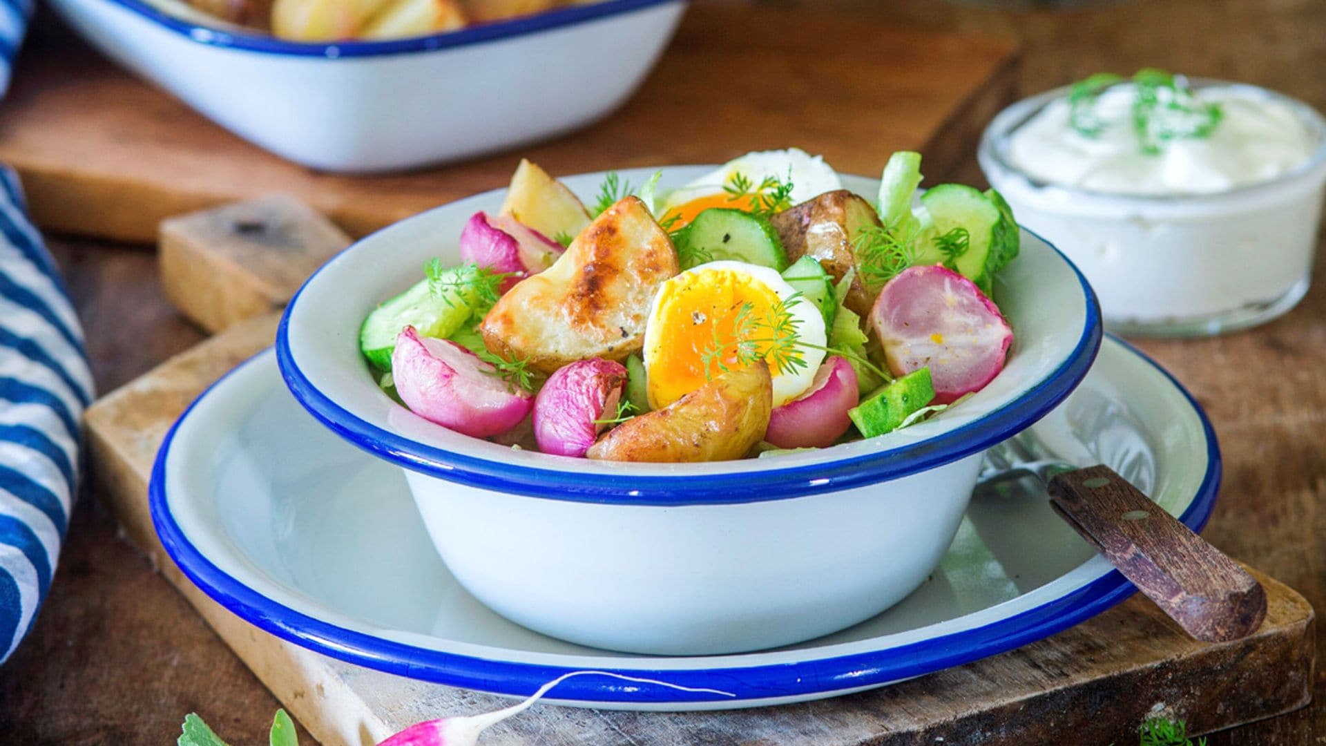 Ensalada de patatas asadas con pepino, huevo y salsa de yogur