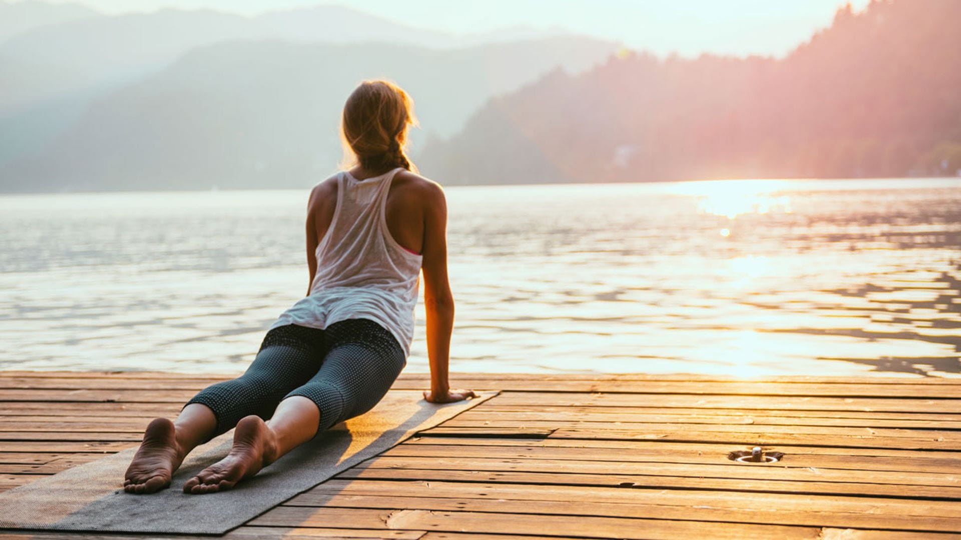 Las 12 posturas de yoga del saludo al sol