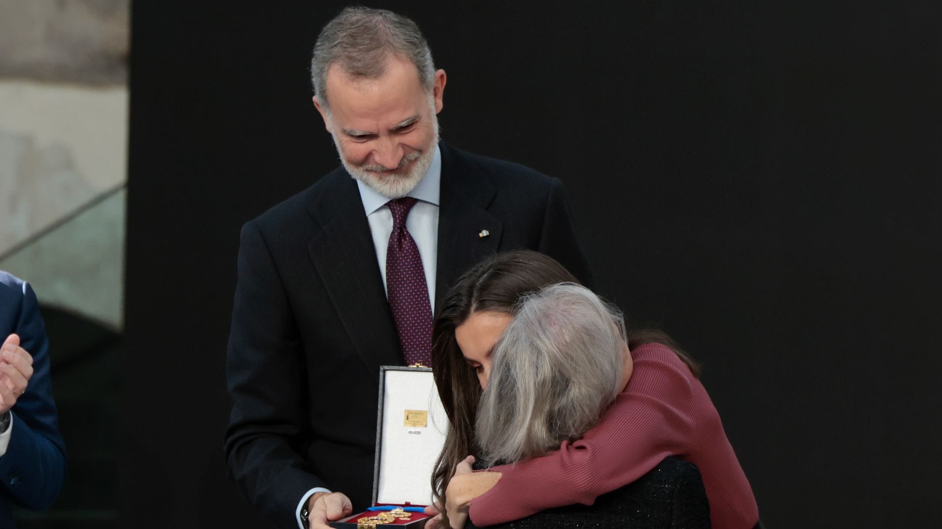 El emotivo abrazo de la reina Letizia a la madre de Itziar Castro al recoger su medalla póstuma