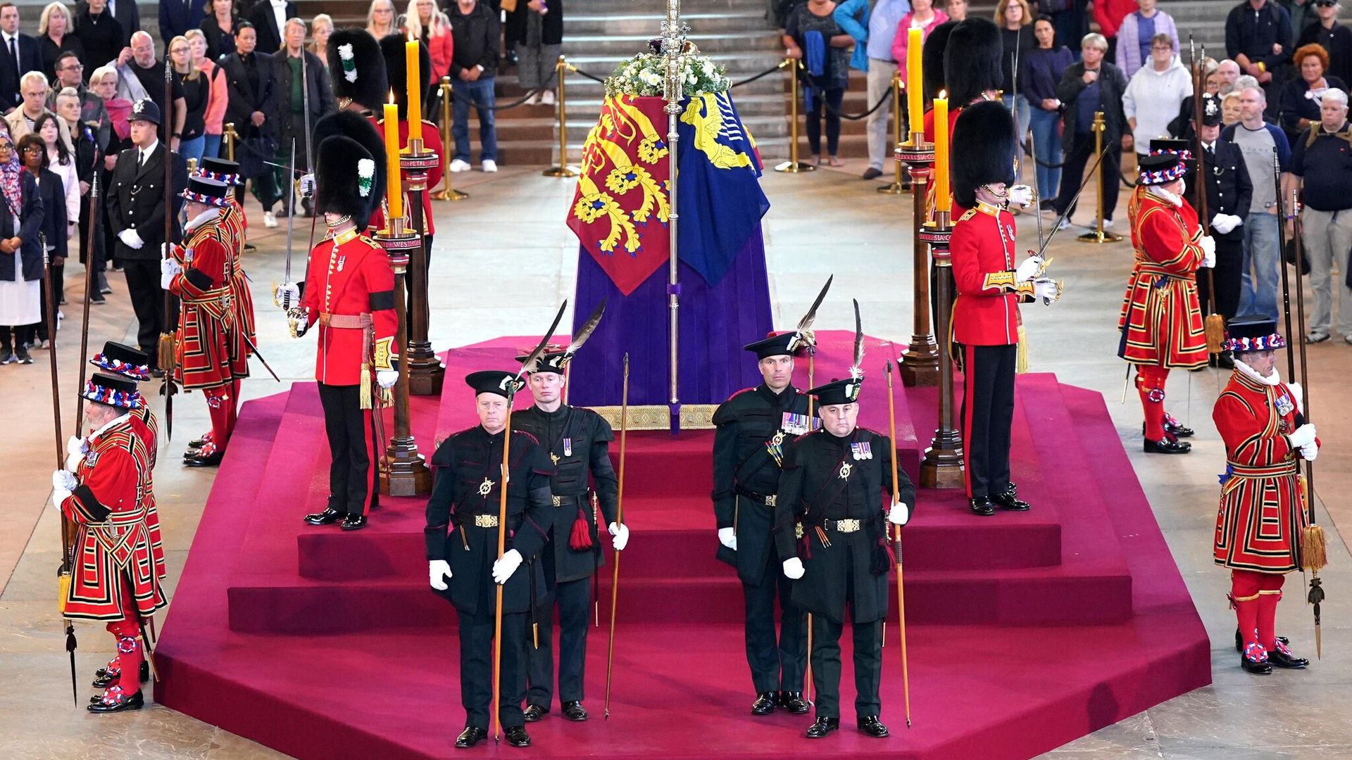 Guardia real colapsa durante el funeral de la reina Isabel II: ¿cuánto tiempo deben permanecer de pie?