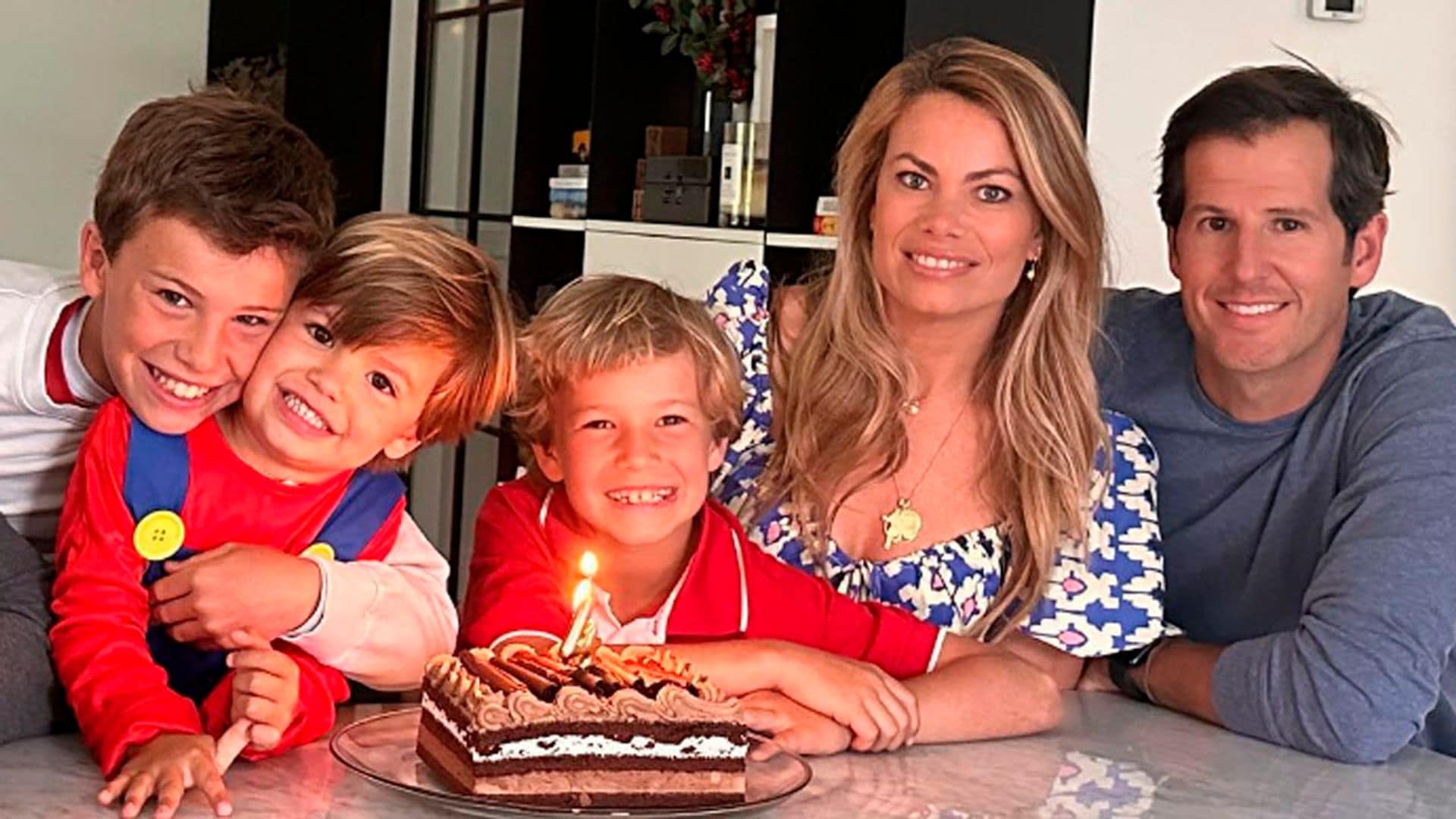 Los hijos mayores de Carla Goyanes se desviven con su hermano pequeño en su 5 cumpleaños