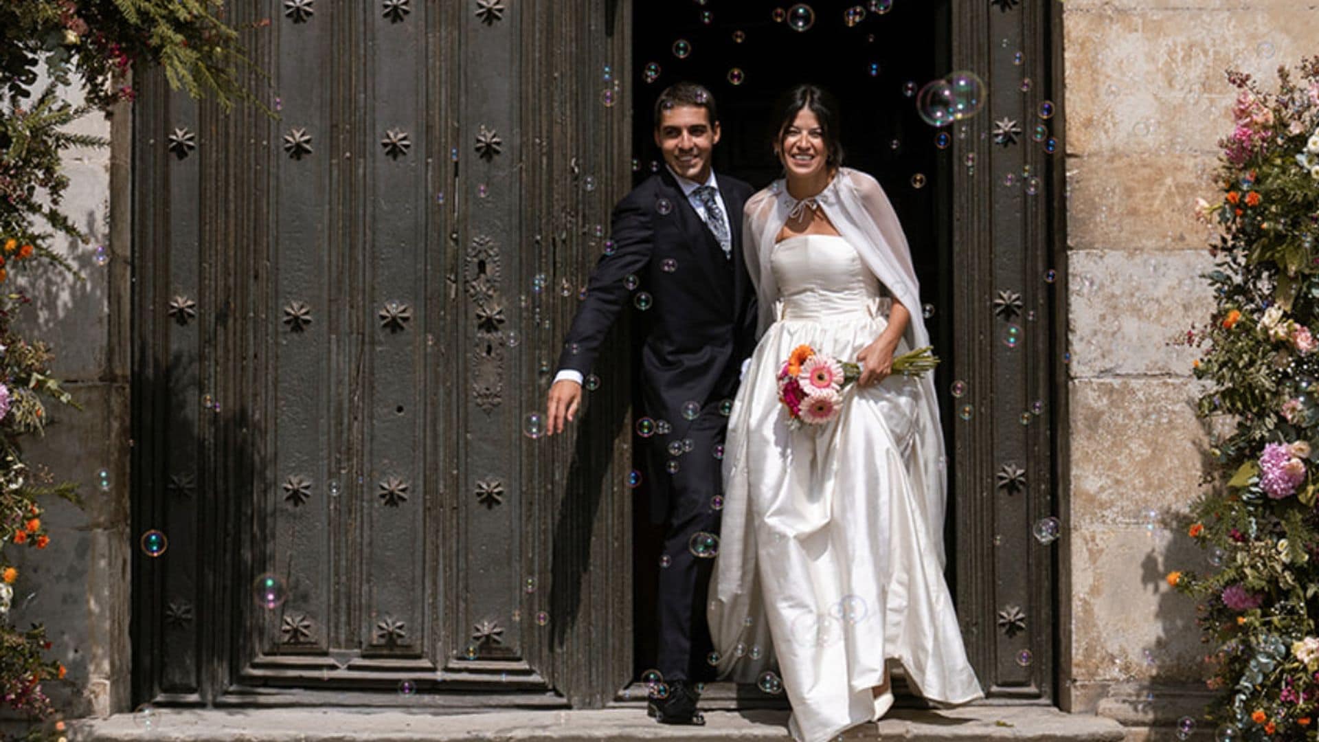 Un vestido palabra de honor y con capa para Andrea, la novia que se casó en Cantabria