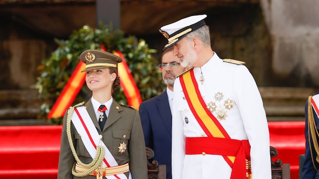Rey Felipe VI y la princesa Leonor en la jura de bandera de la Escuela Naval de Marín el 16 de julio de 2024