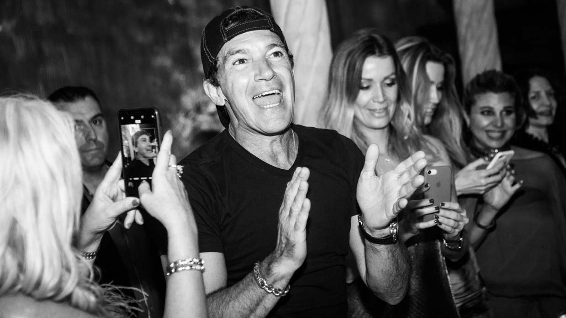 Djs, bailarinas, espectáculos aéreos... así fue la gran fiesta de cumpleaños de Antonio Banderas