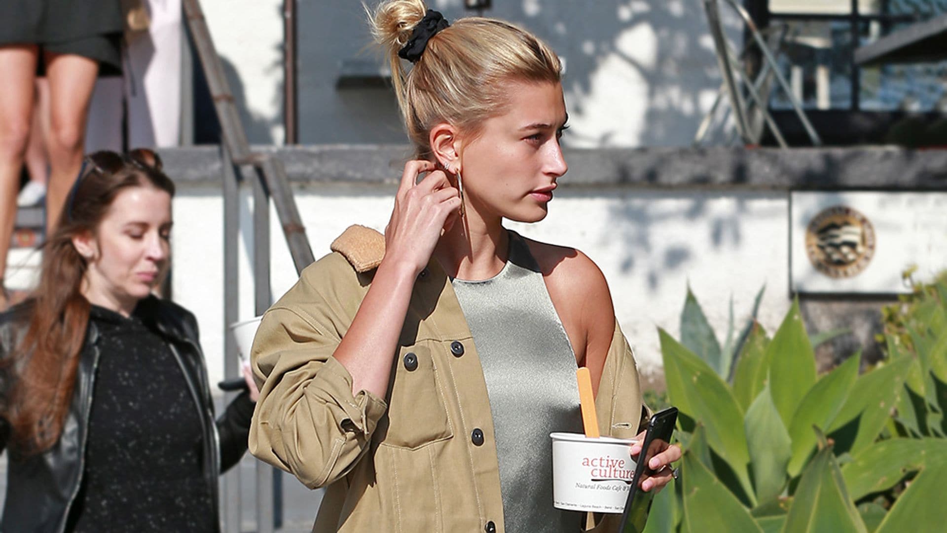 Hailey Baldwin tiene 3 claves para adaptar un vestido de noche a un look de día