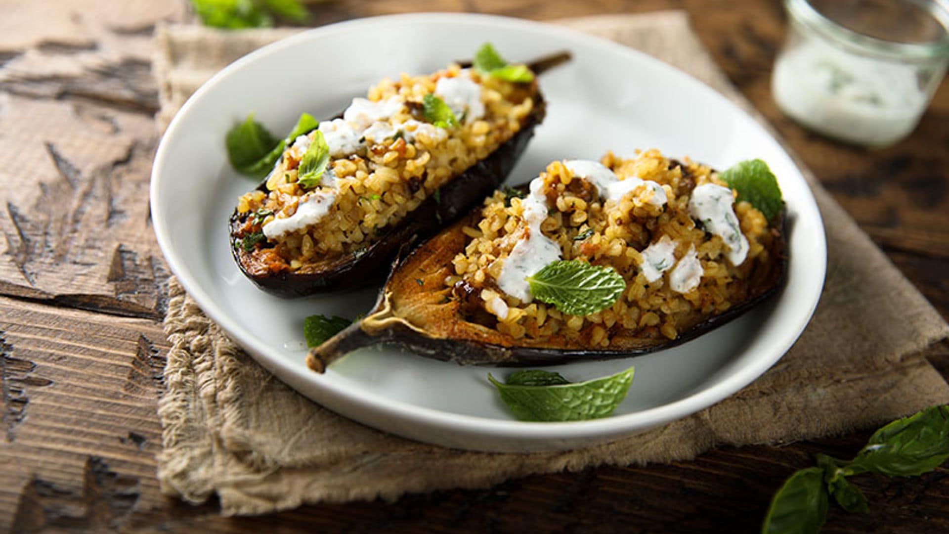 Berenjenas asadas picantes rellenas de bulgur con yogur al cilantro